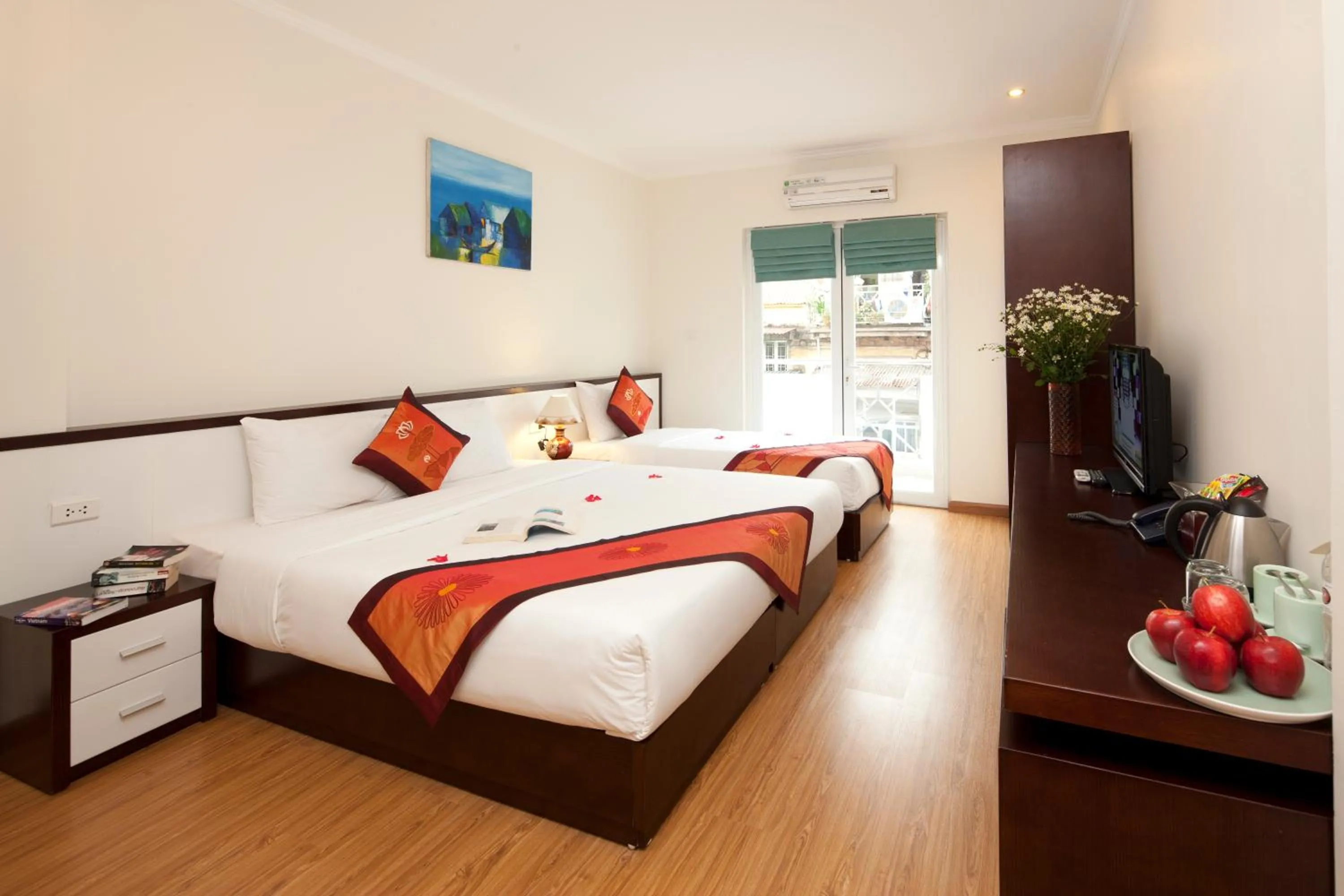 Bedroom, Bed in Rising Dragon Hotel