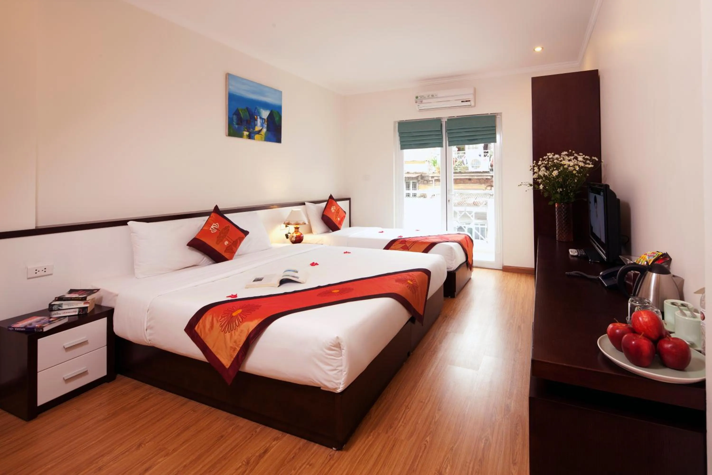 Bedroom, Bed in Rising Dragon Hotel