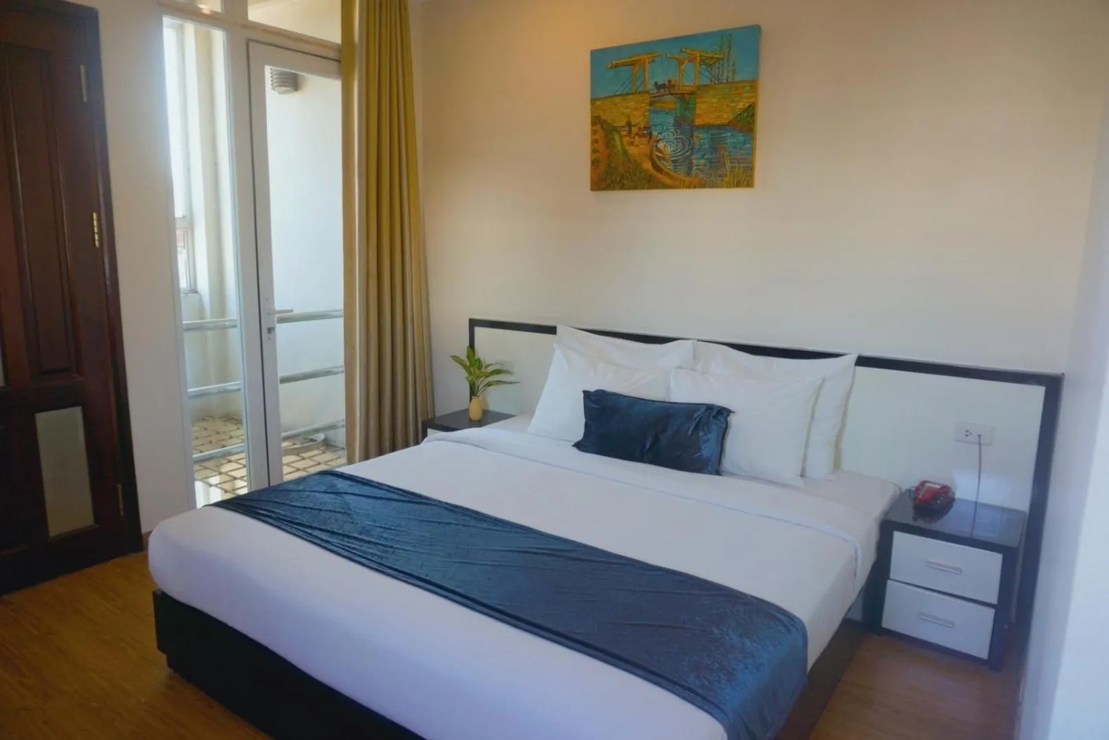 Bedroom, Bed in Rising Dragon Hotel