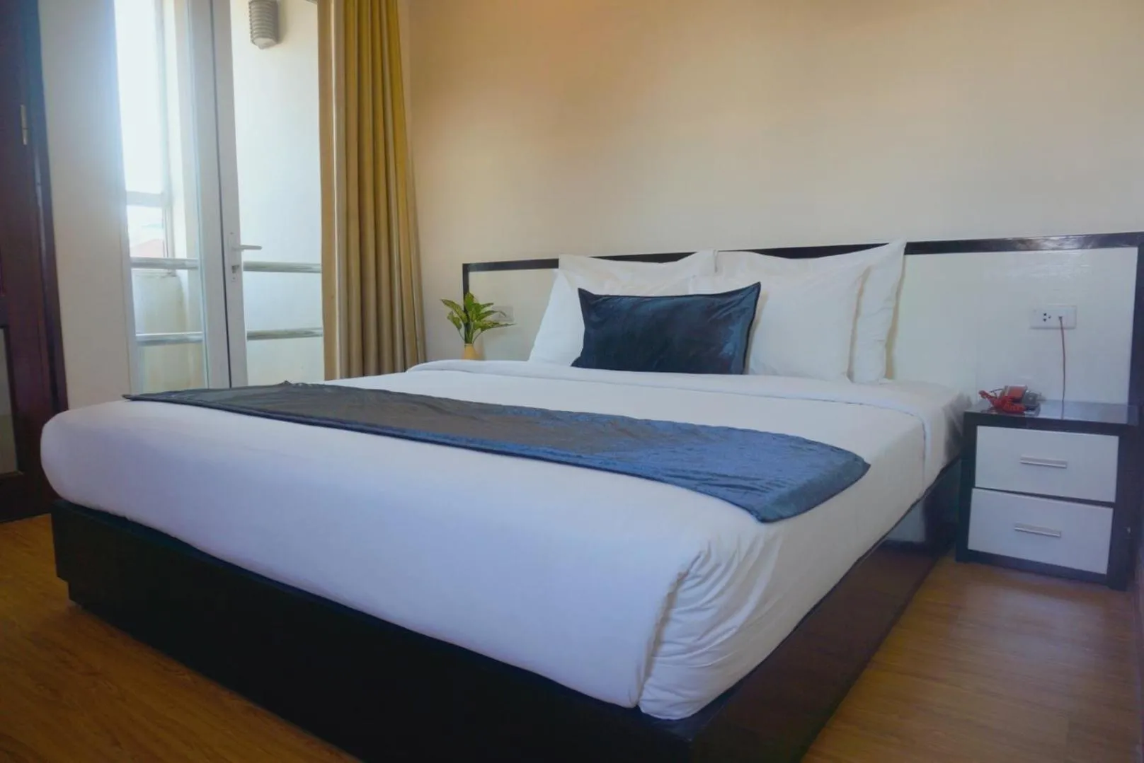 Bedroom, Bed in Rising Dragon Hotel