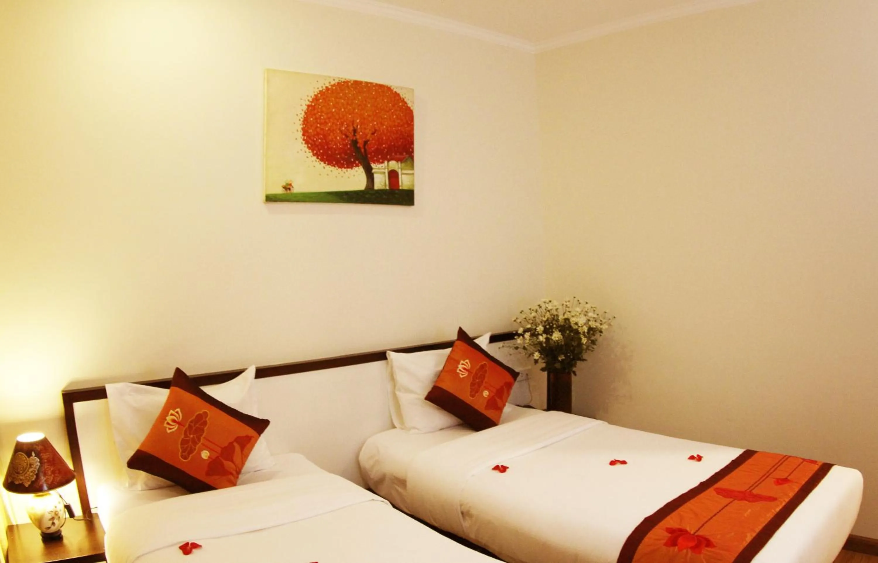 Bedroom, Bed in Rising Dragon Hotel