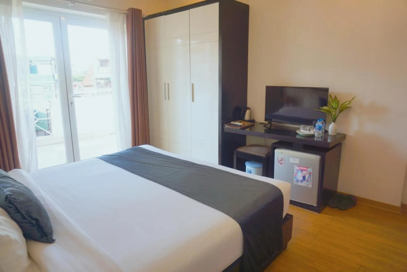 Bedroom, Bed in Rising Dragon Hotel