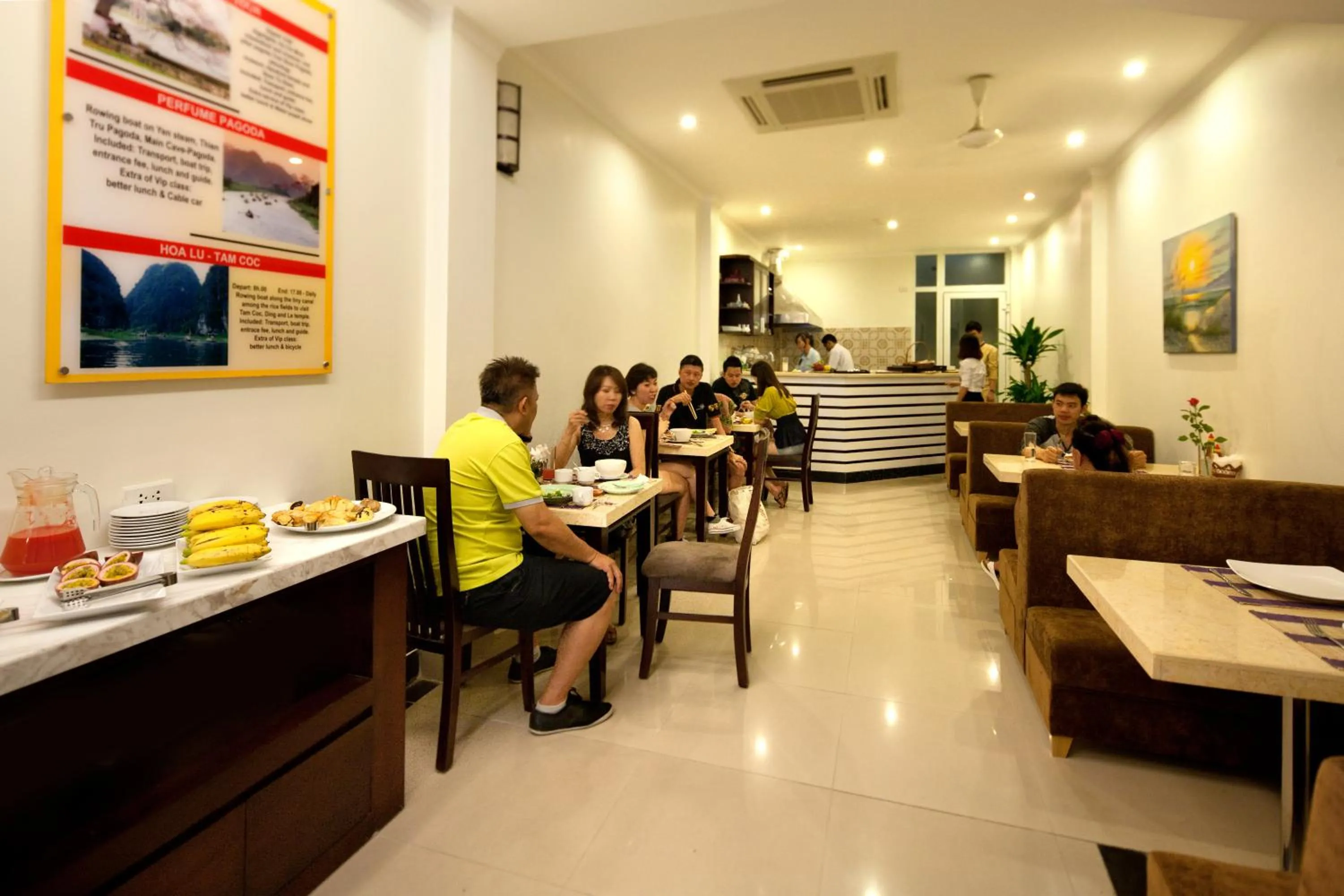Restaurant/places to eat in Rising Dragon Hotel