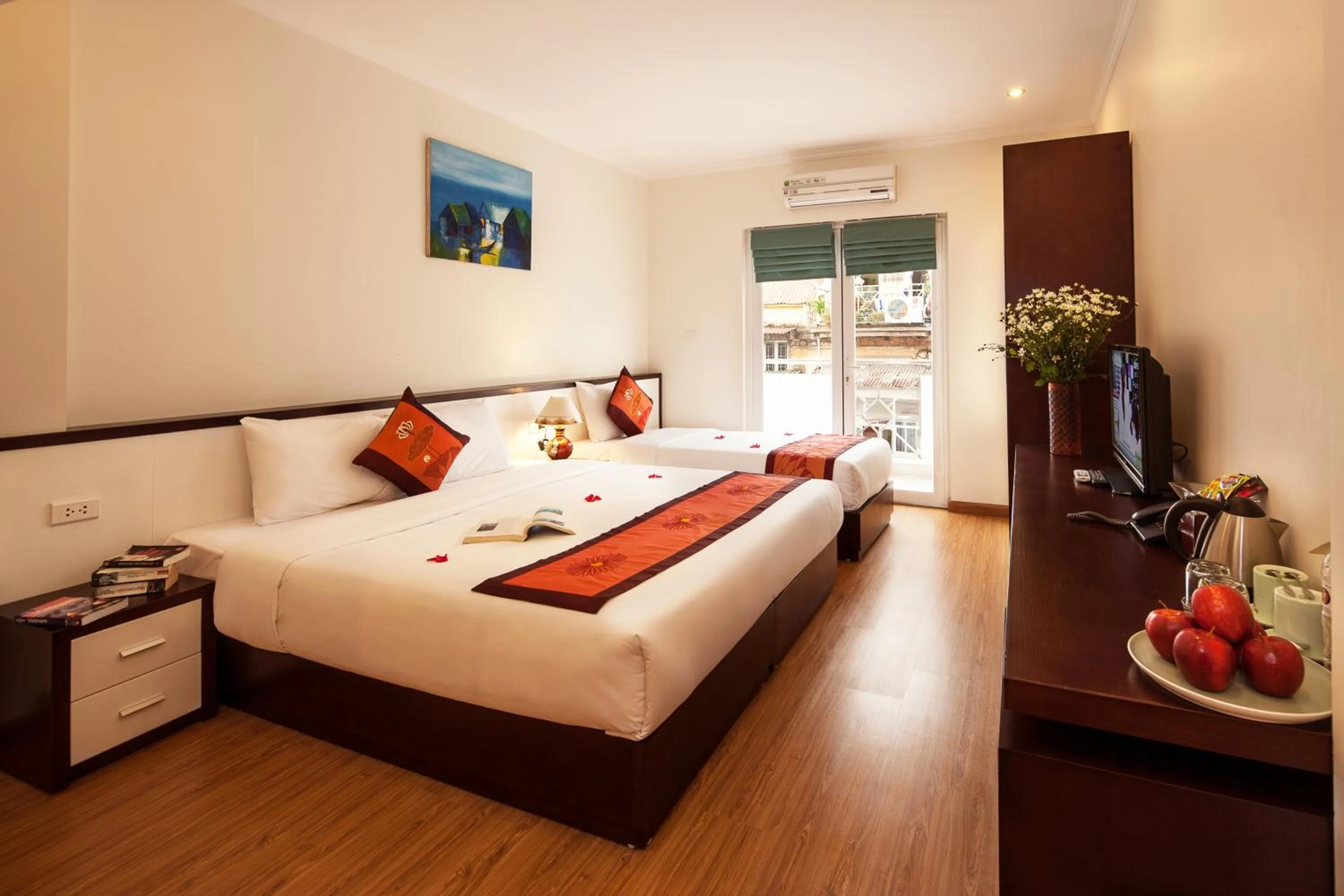 Bedroom, Bed in Rising Dragon Hotel