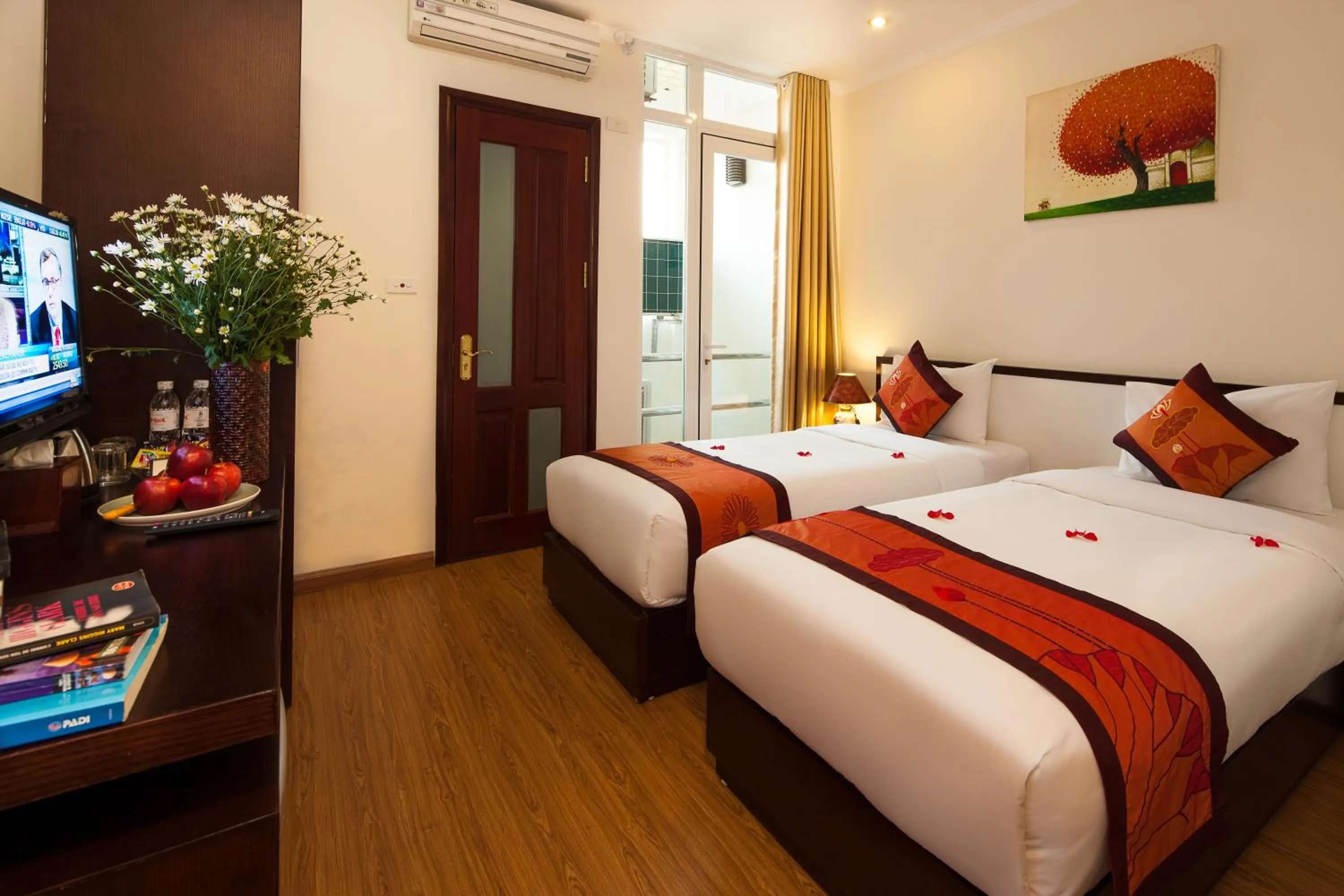 Bedroom, Bed in Rising Dragon Hotel
