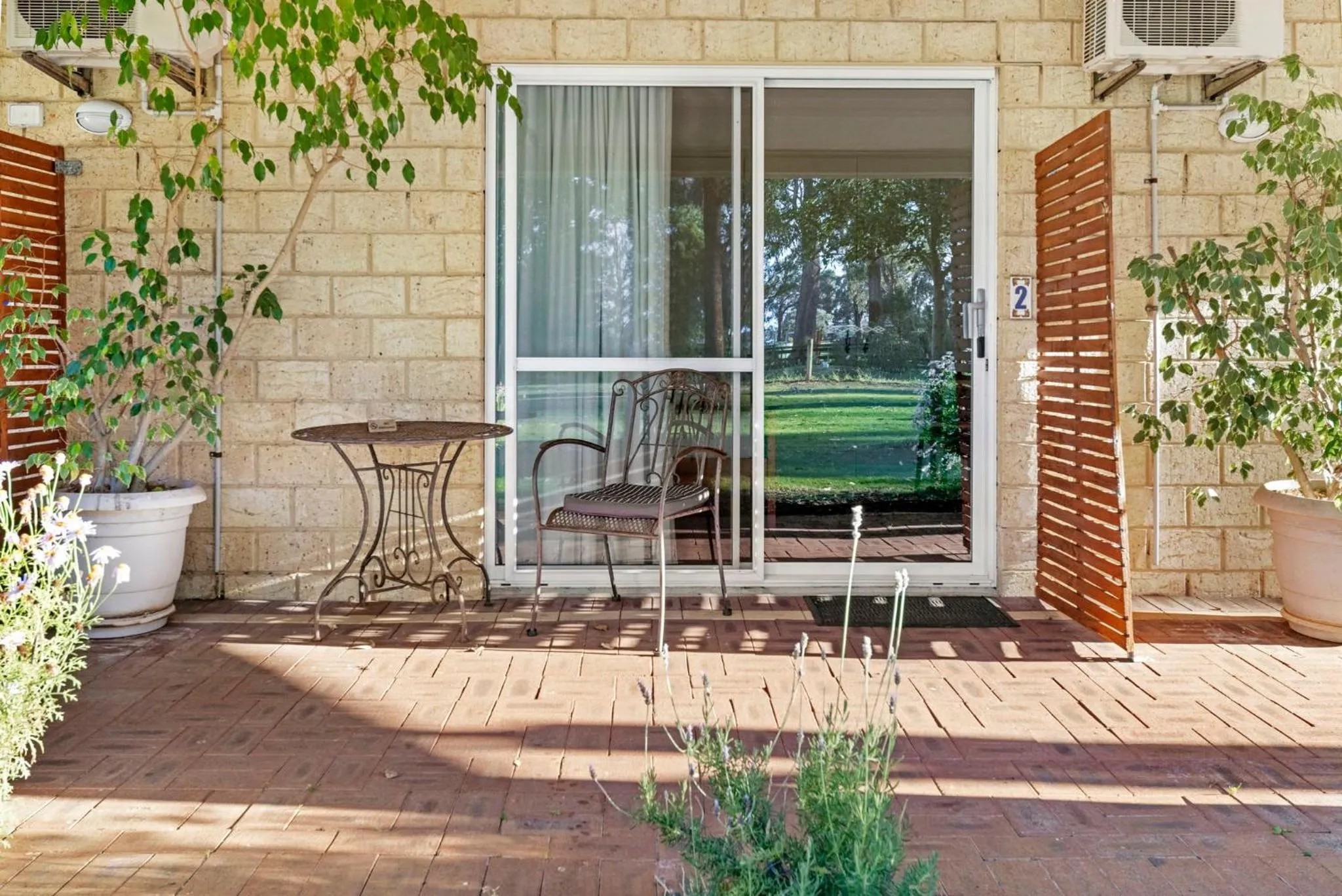 Inn The Tuarts Guest Lodge