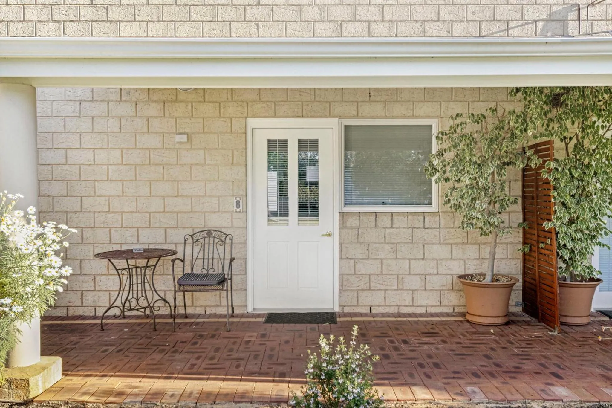 Inn The Tuarts Guest Lodge