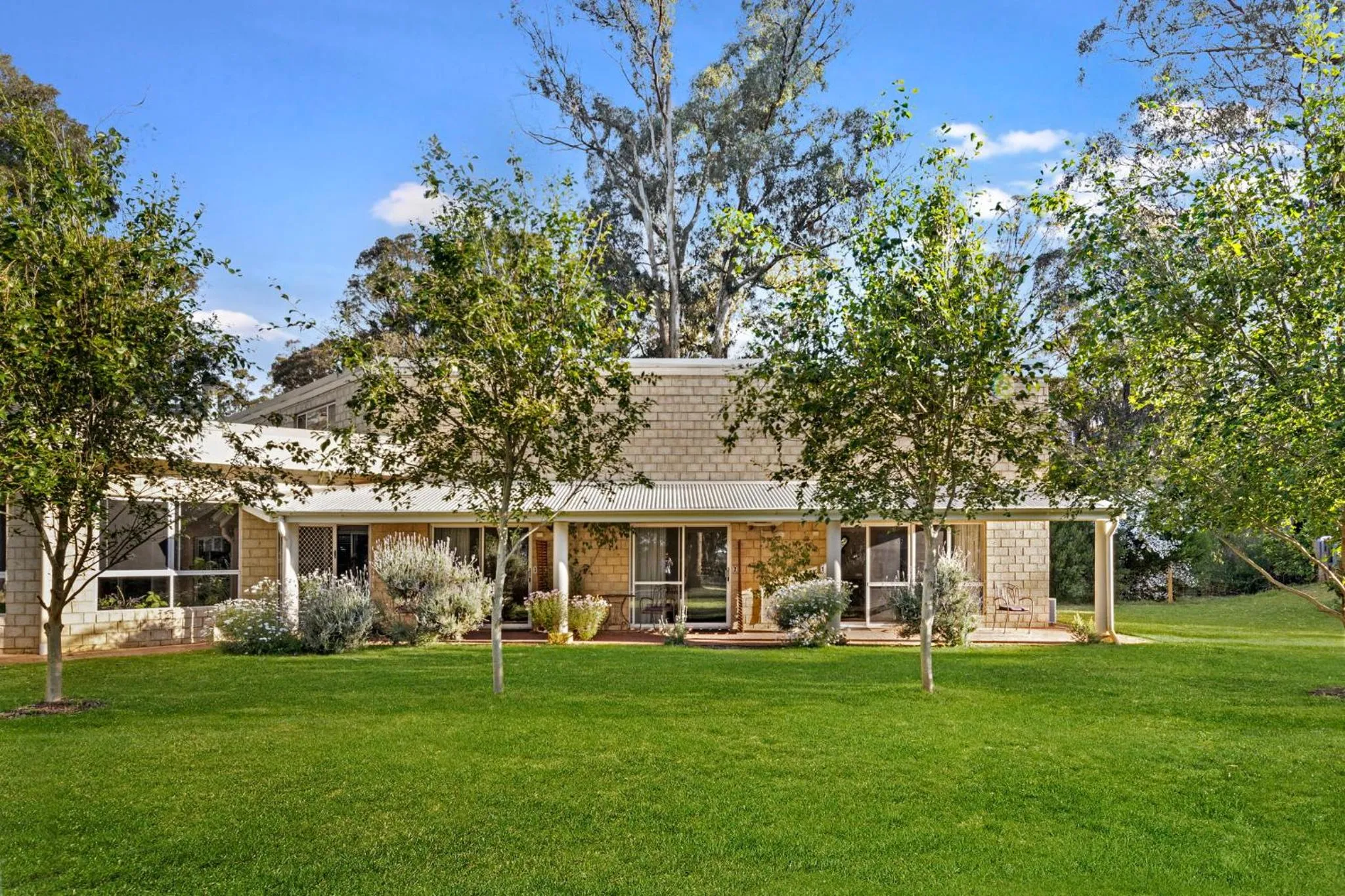 Inn The Tuarts Guest Lodge