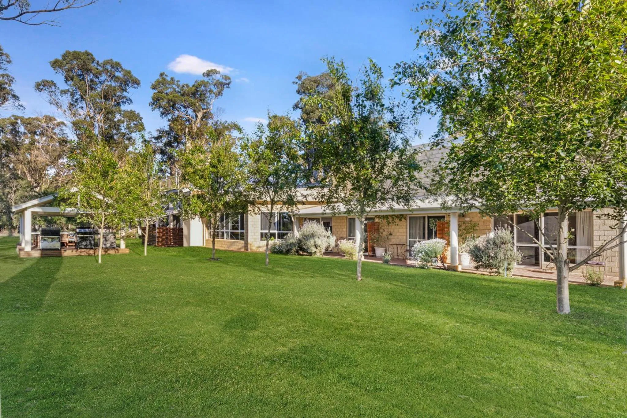 Inn The Tuarts Guest Lodge