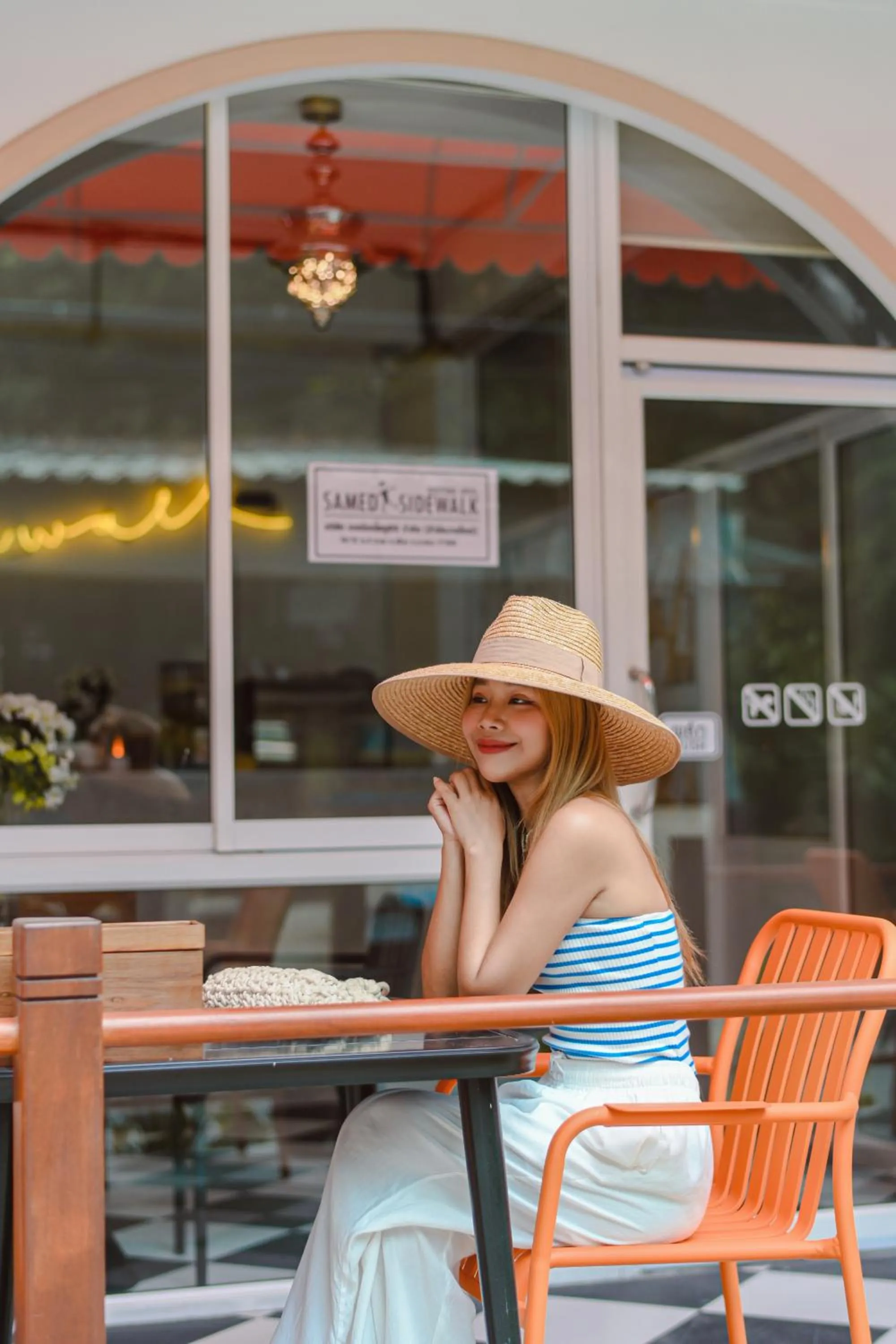 Restaurant/places to eat in Sidewalk Boutique Hotel