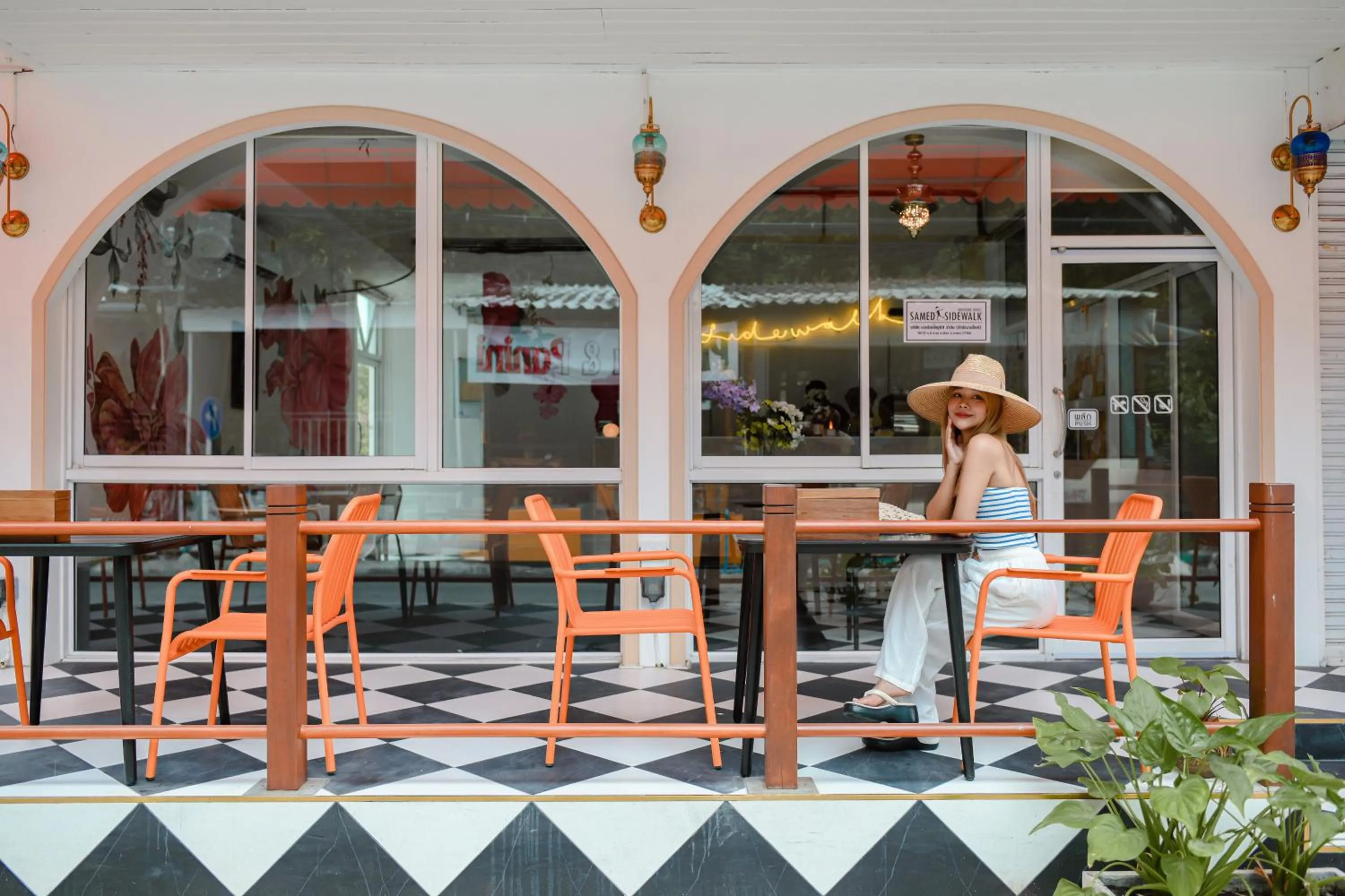 Restaurant/places to eat in Sidewalk Boutique Hotel