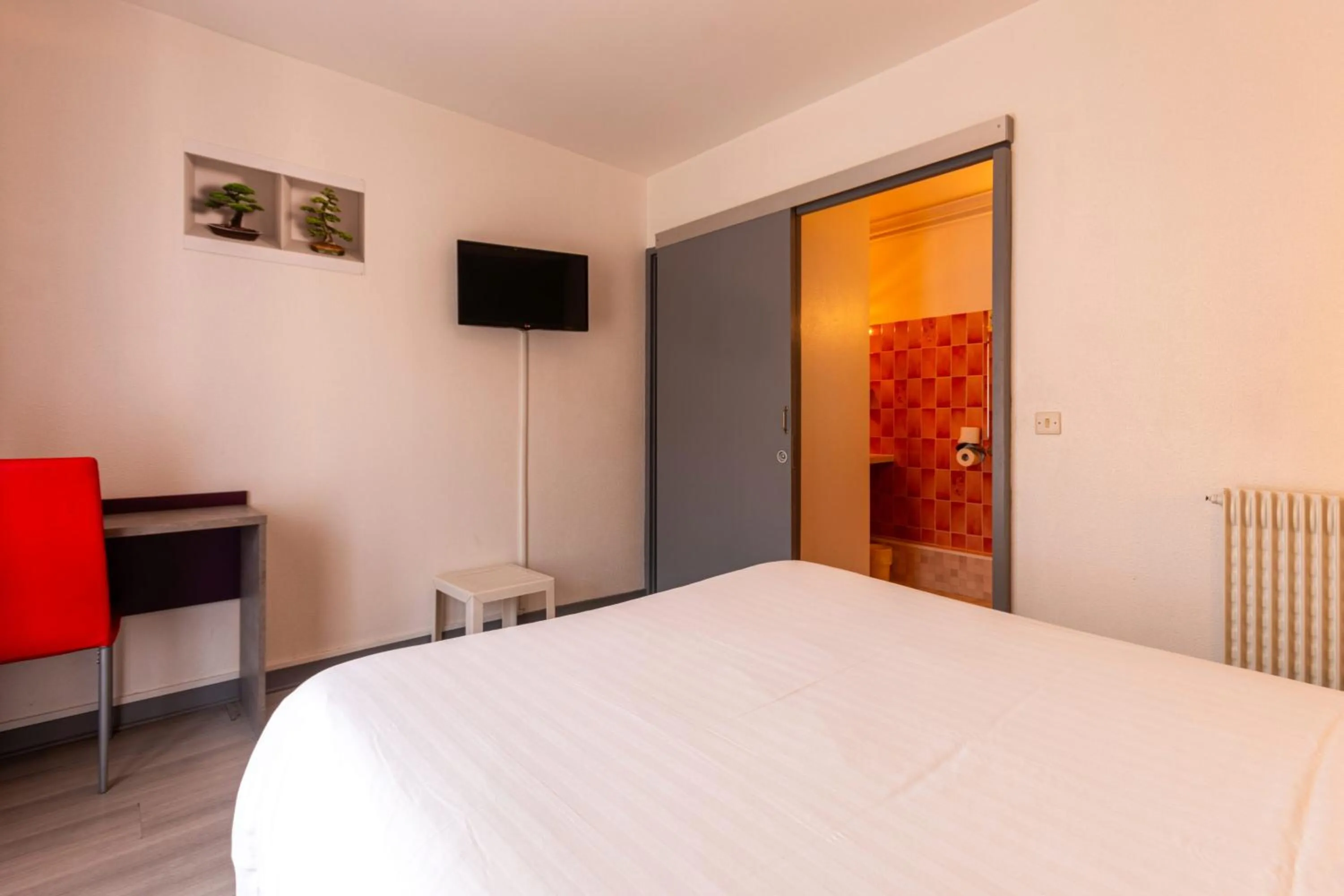 Bed in Hôtel Le Cheval Blanc