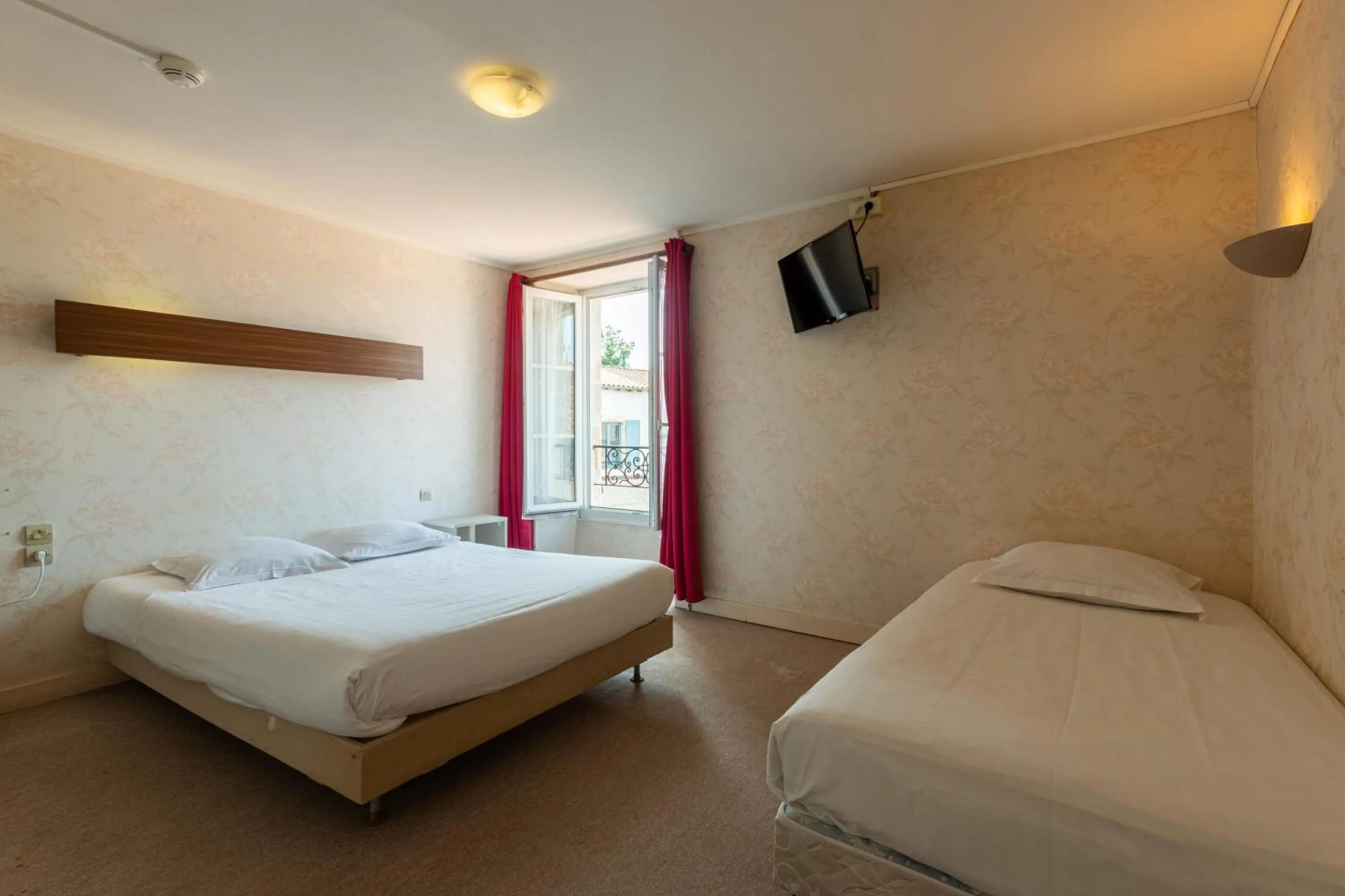 Bed in Hôtel Le Cheval Blanc