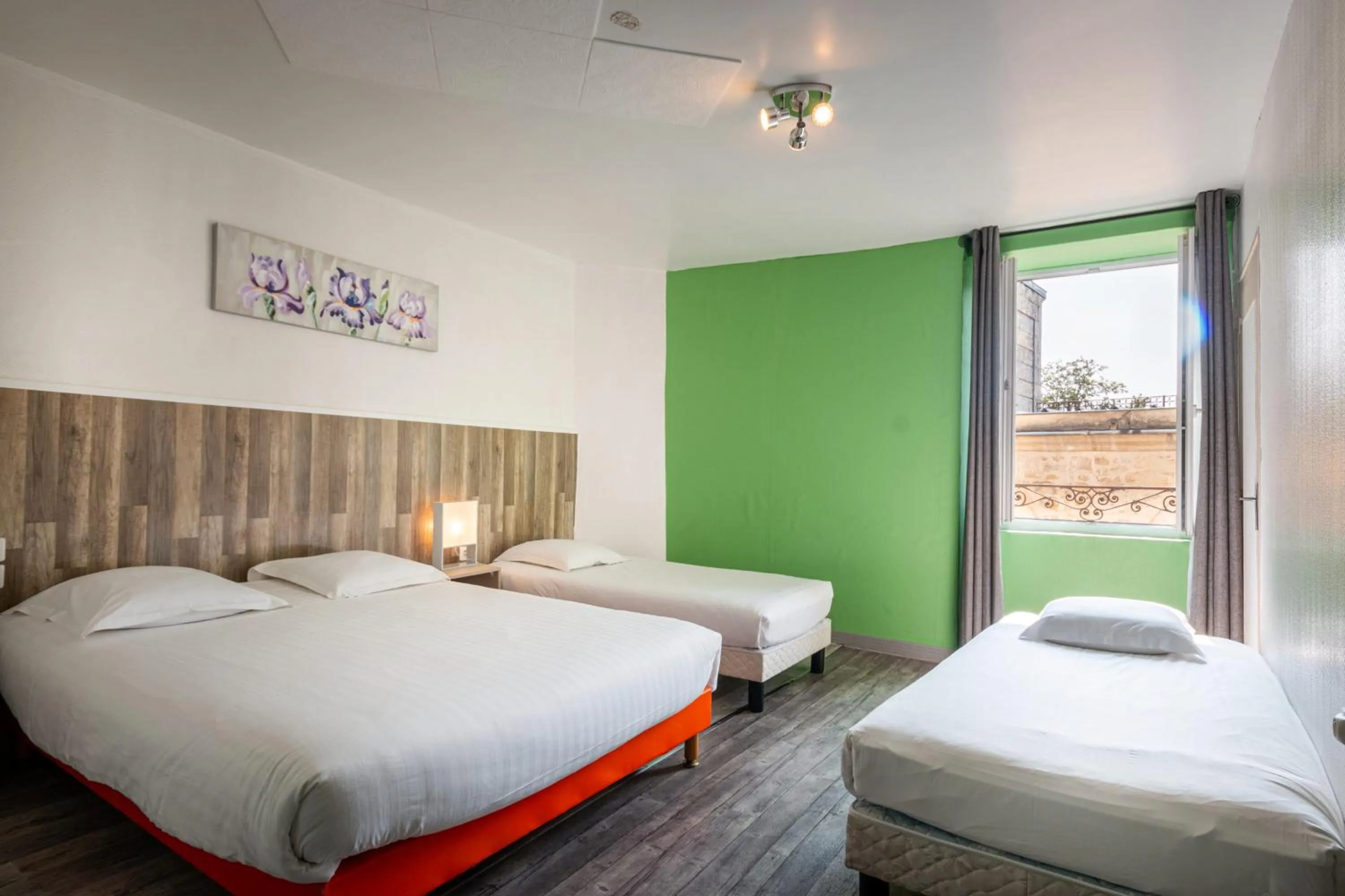 Bed in Hôtel Le Cheval Blanc