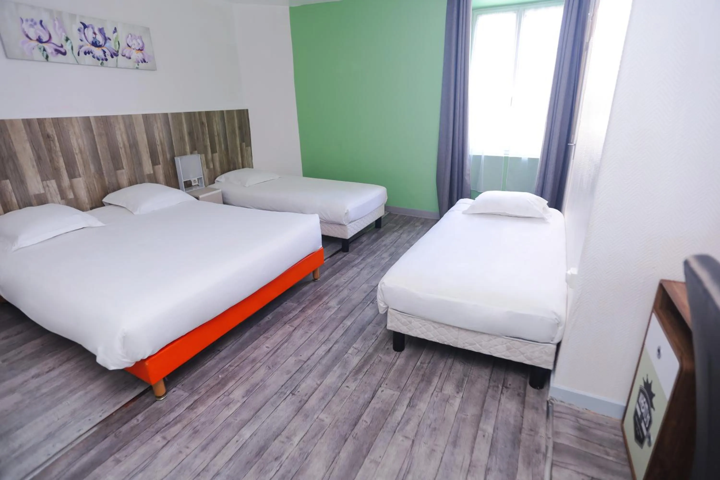 Photo of the whole room, Bed in Hôtel Le Cheval Blanc