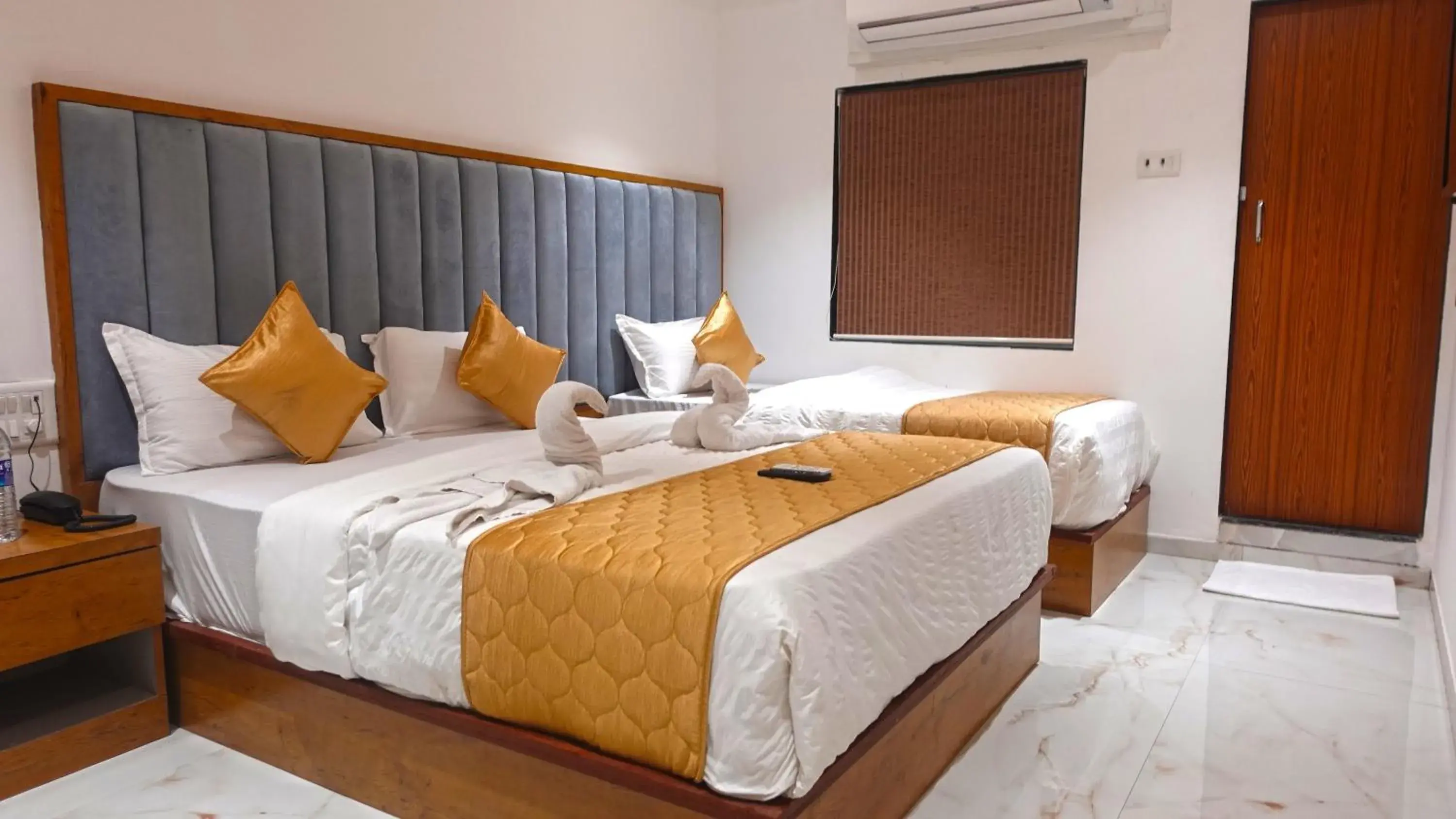 Deluxe Triple Room in Hotel Palms Residency, Chembur Mumbai Deluxe Triple Room in Hotel Palms Residency, Chembur Mumbai