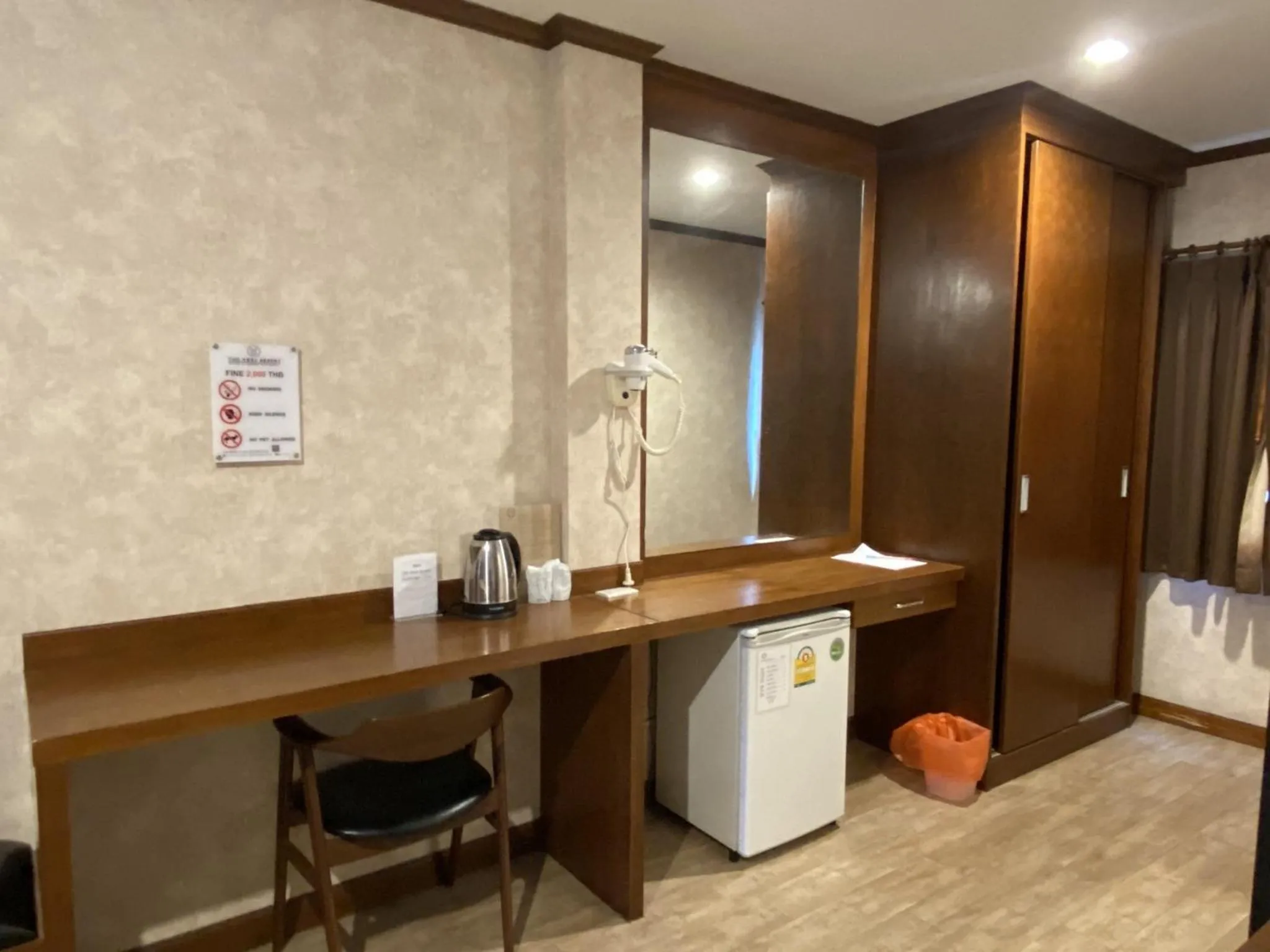 hair dresser in RoomQuest Chonburi Laem Chabang