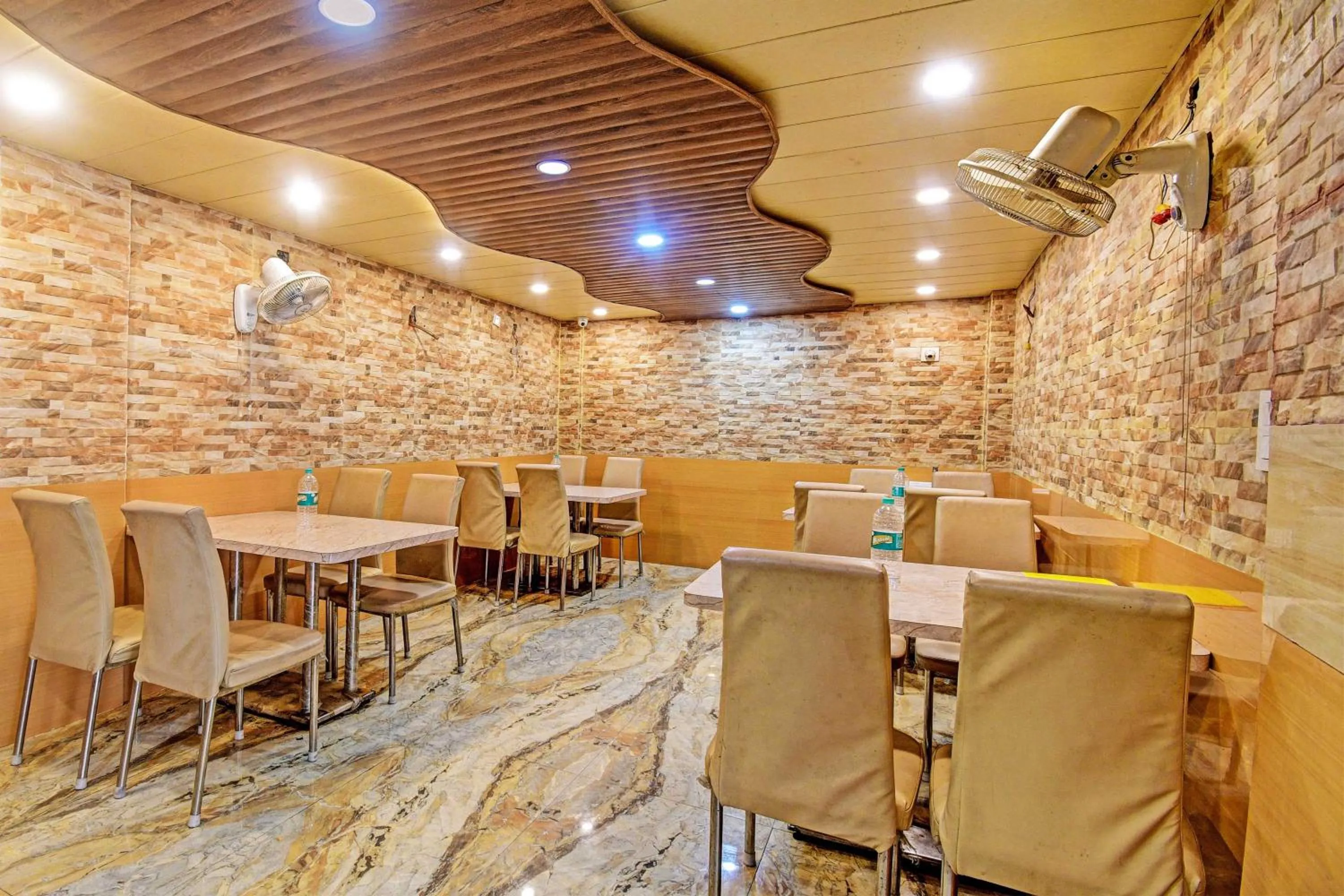 Restaurant/places to eat in Super Hotel O Royal Inn