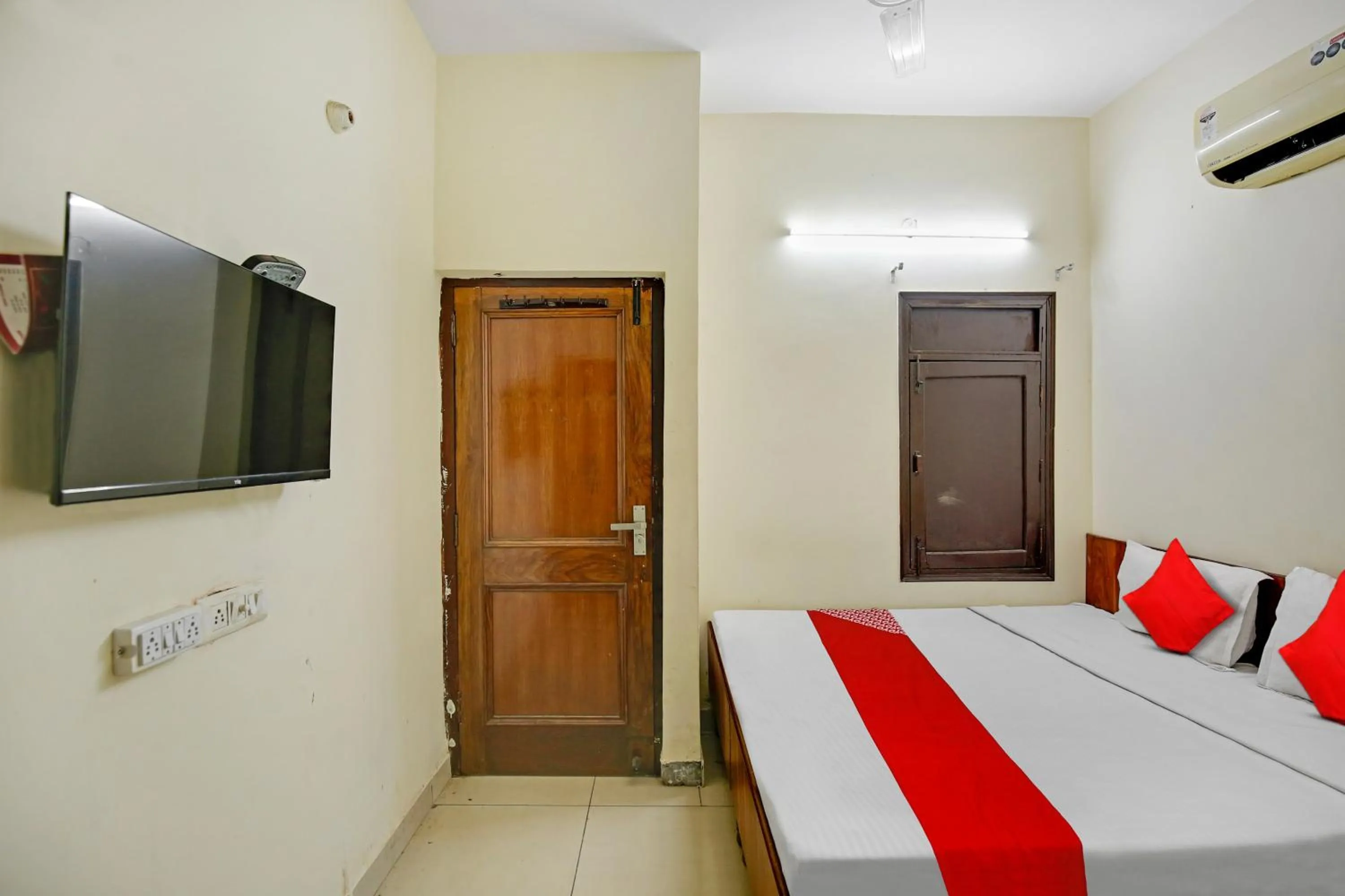 Bedroom in Hotel O Wave Inn Guest House