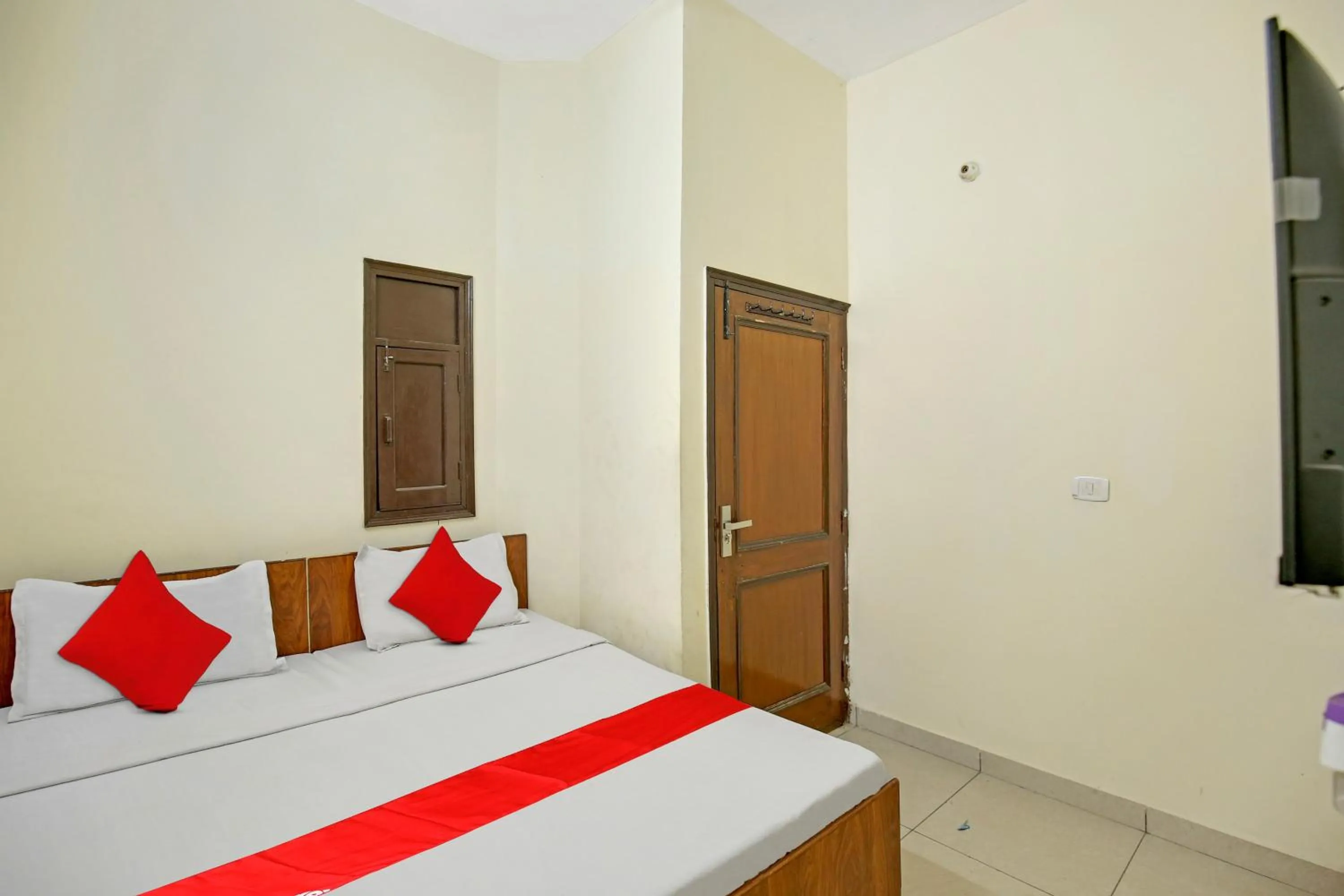 Bedroom in Hotel O Wave Inn Guest House