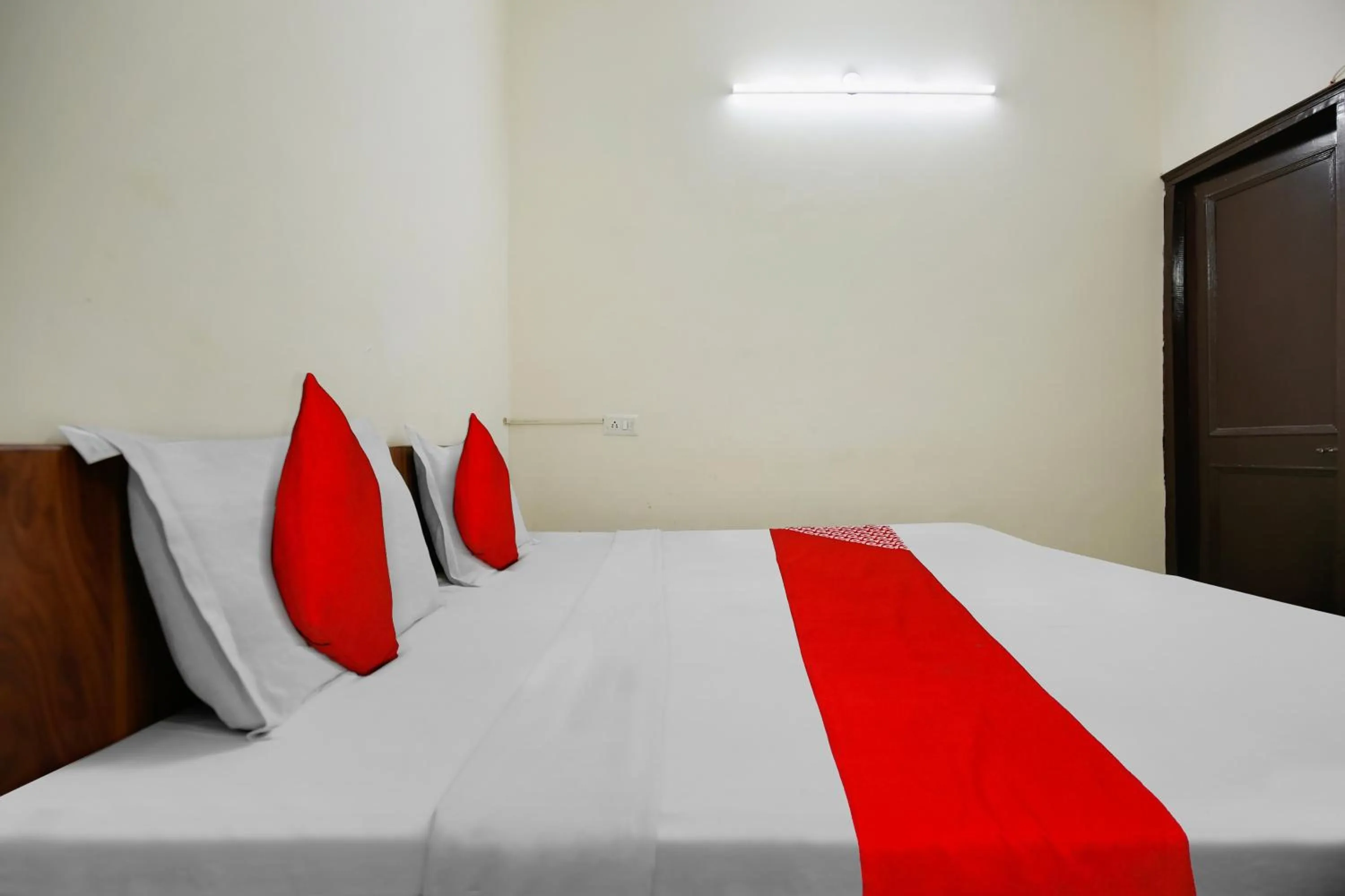 Bedroom in Hotel O Wave Inn Guest House