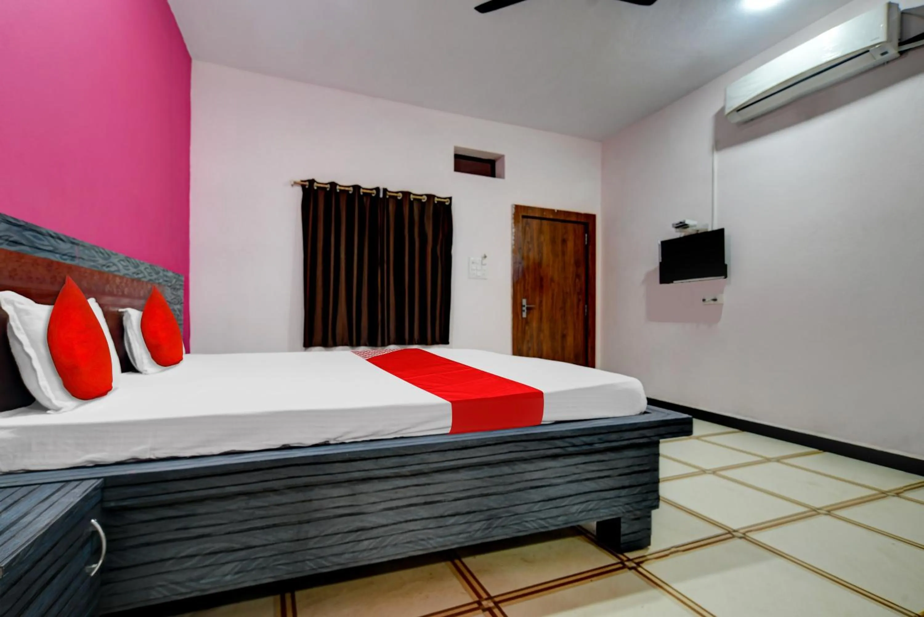 Bedroom, Bed in Hotel O Apna Palace