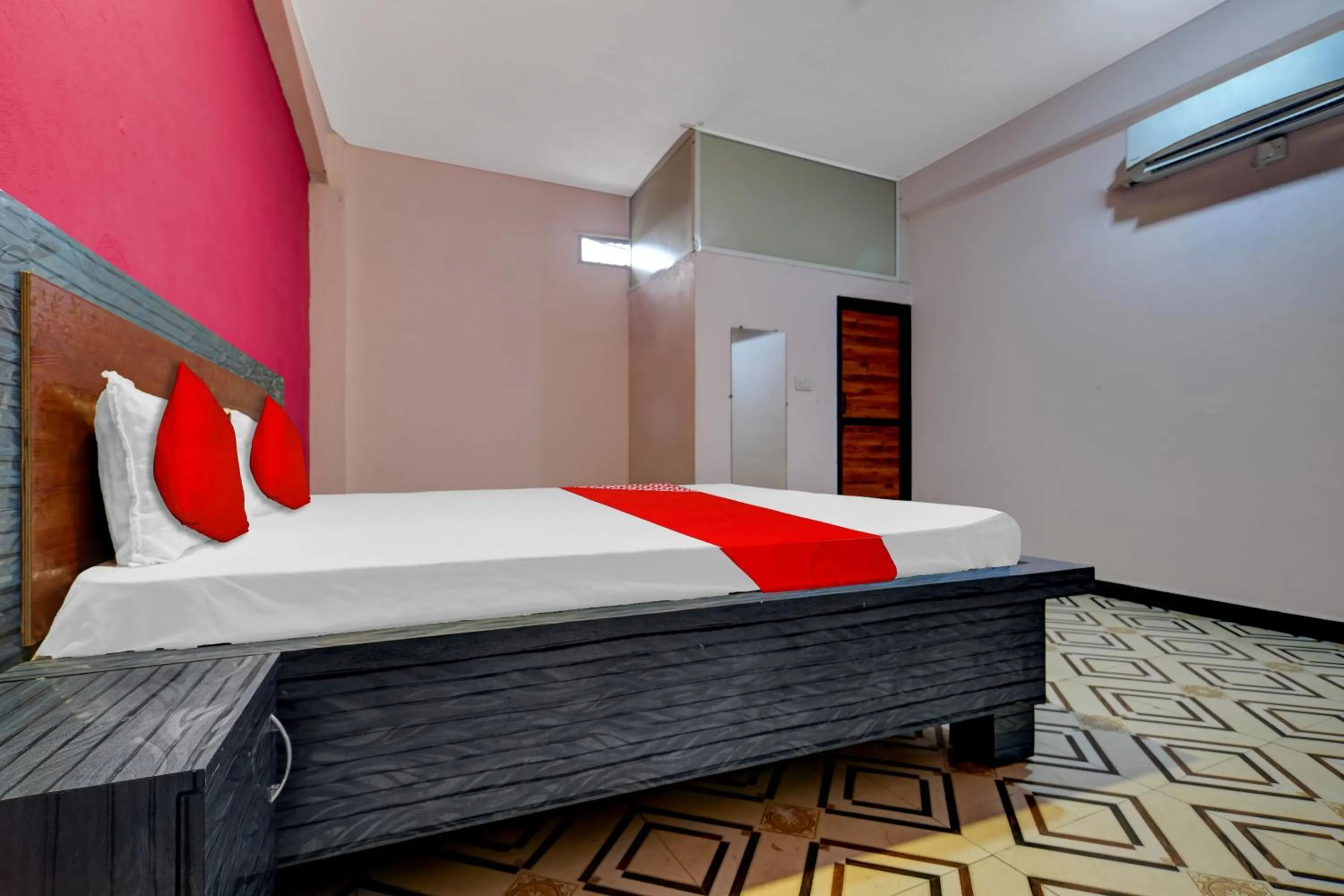 Bedroom, Bed in Hotel O Apna Palace