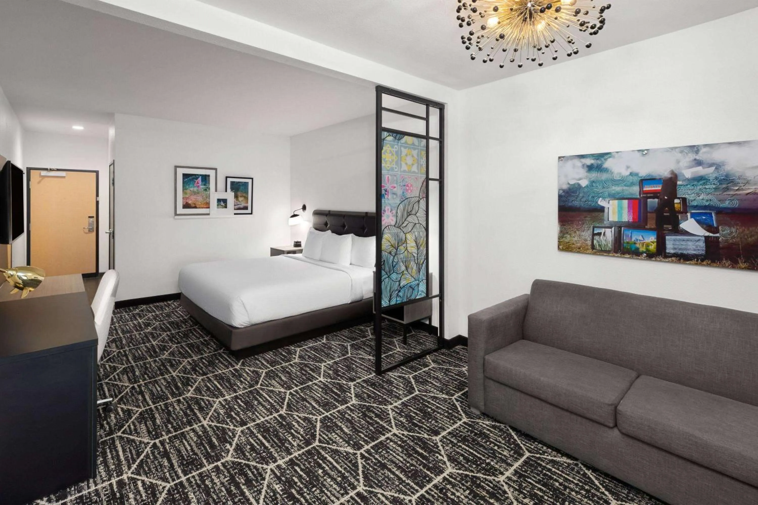 Photo of the whole room, Bed in La Quinta Inn & Suites by Wyndham Austin Parmer Tech Ridge