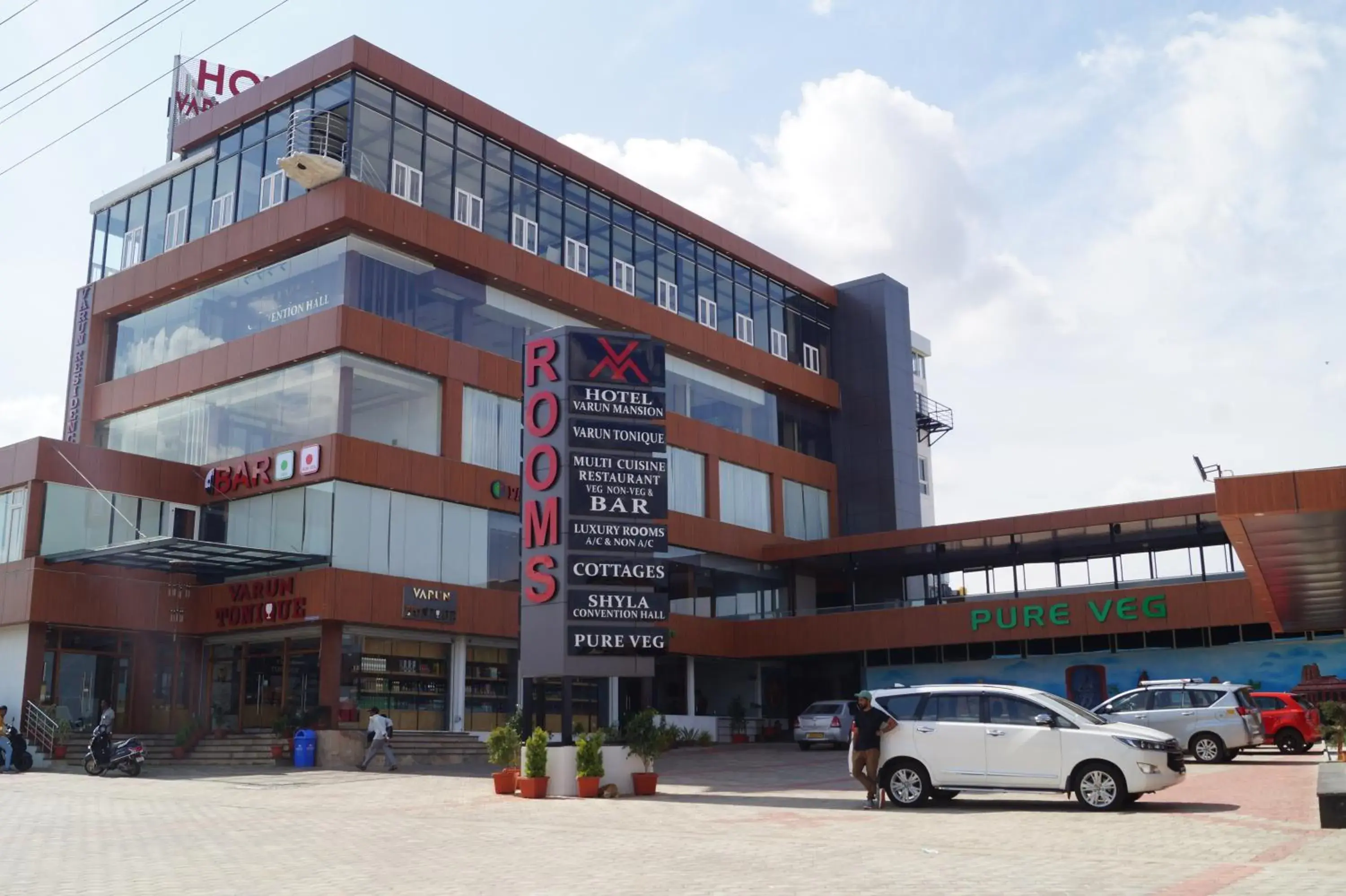 Property building in Hotel Varun Mansion Hassan Property building in Hotel Varun Mansion Hassan