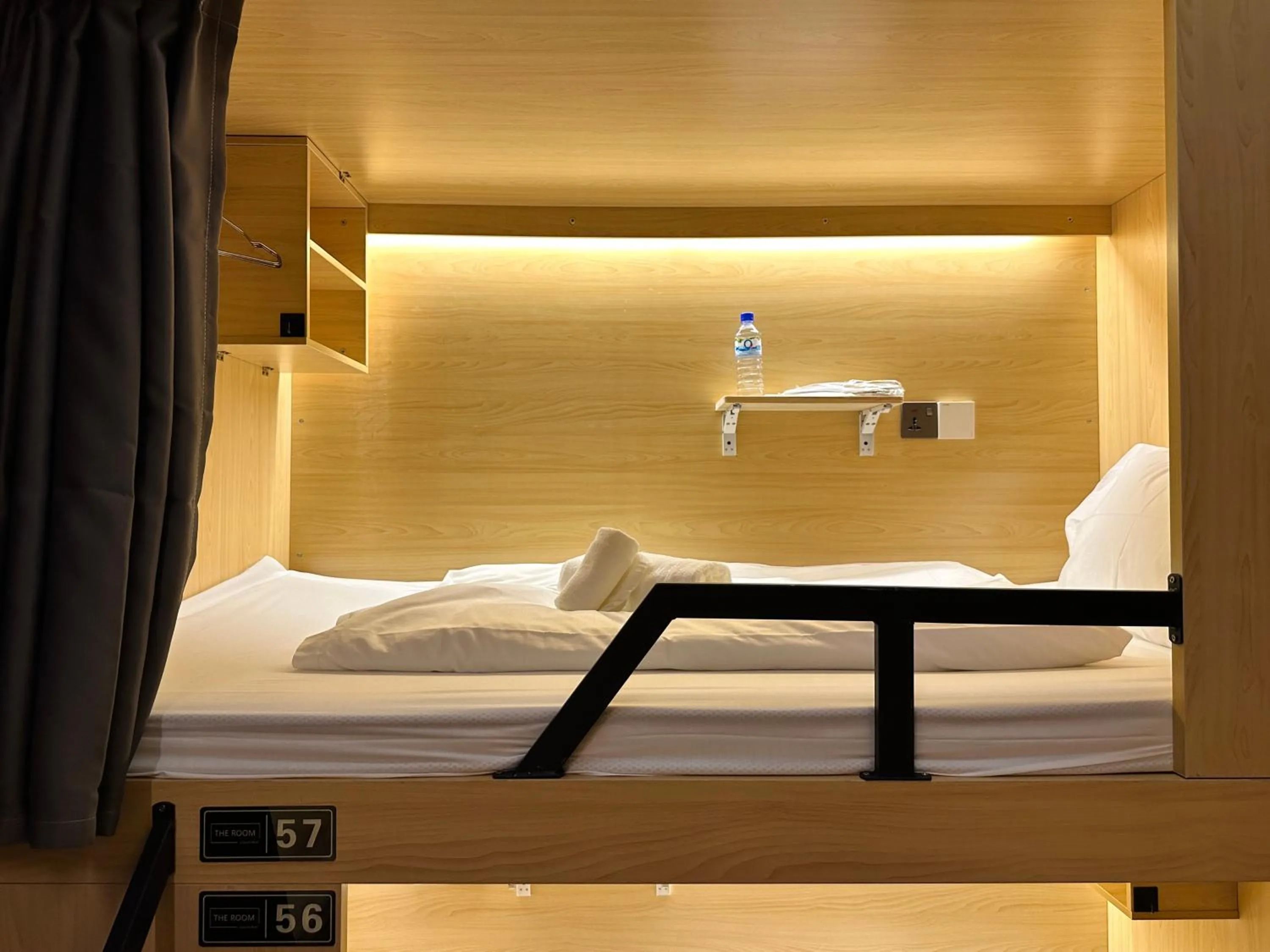 bunk bed, Bed in THE ROOM Capsule Hotel