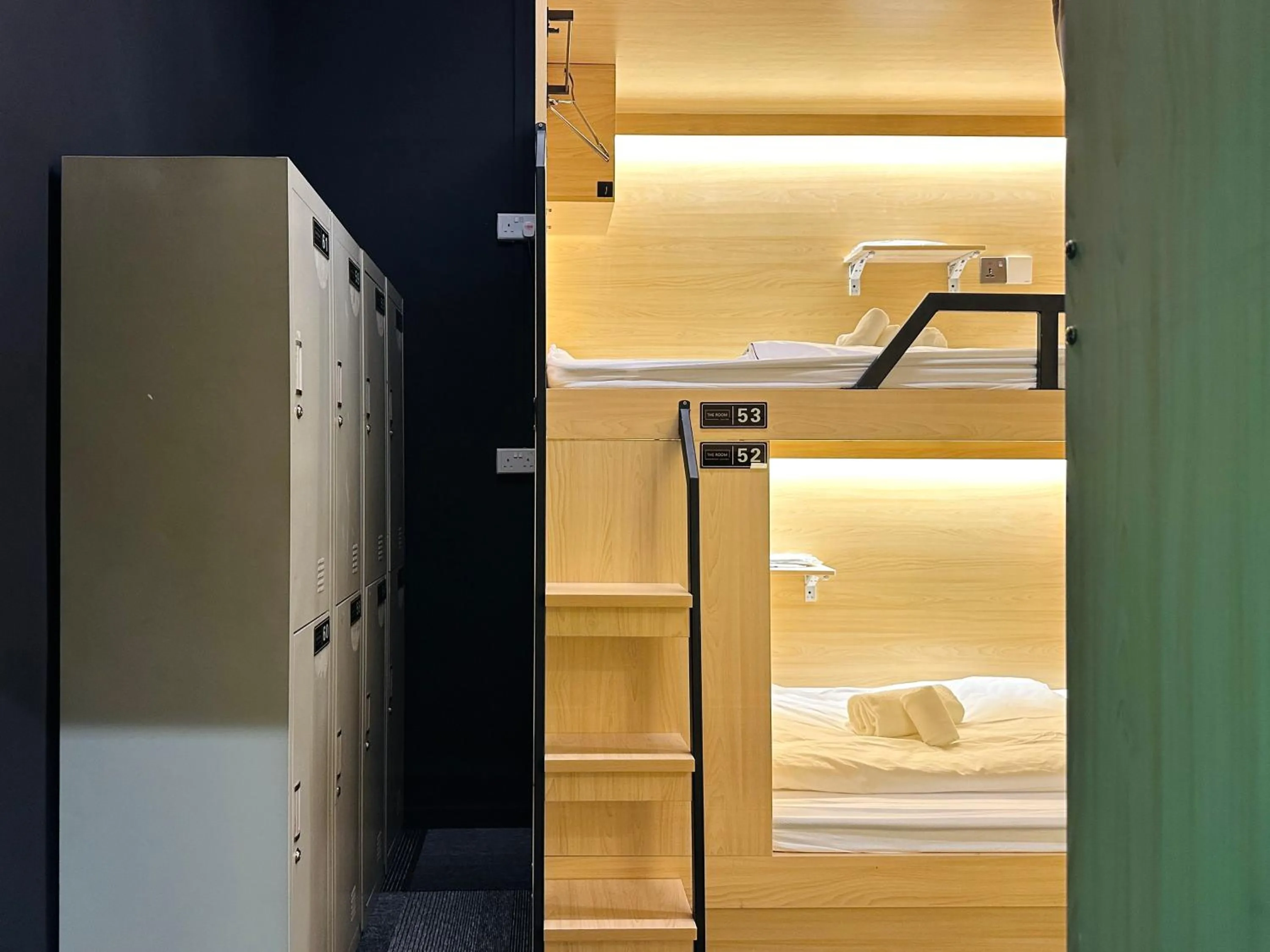 microwave, Bed in THE ROOM Capsule Hotel