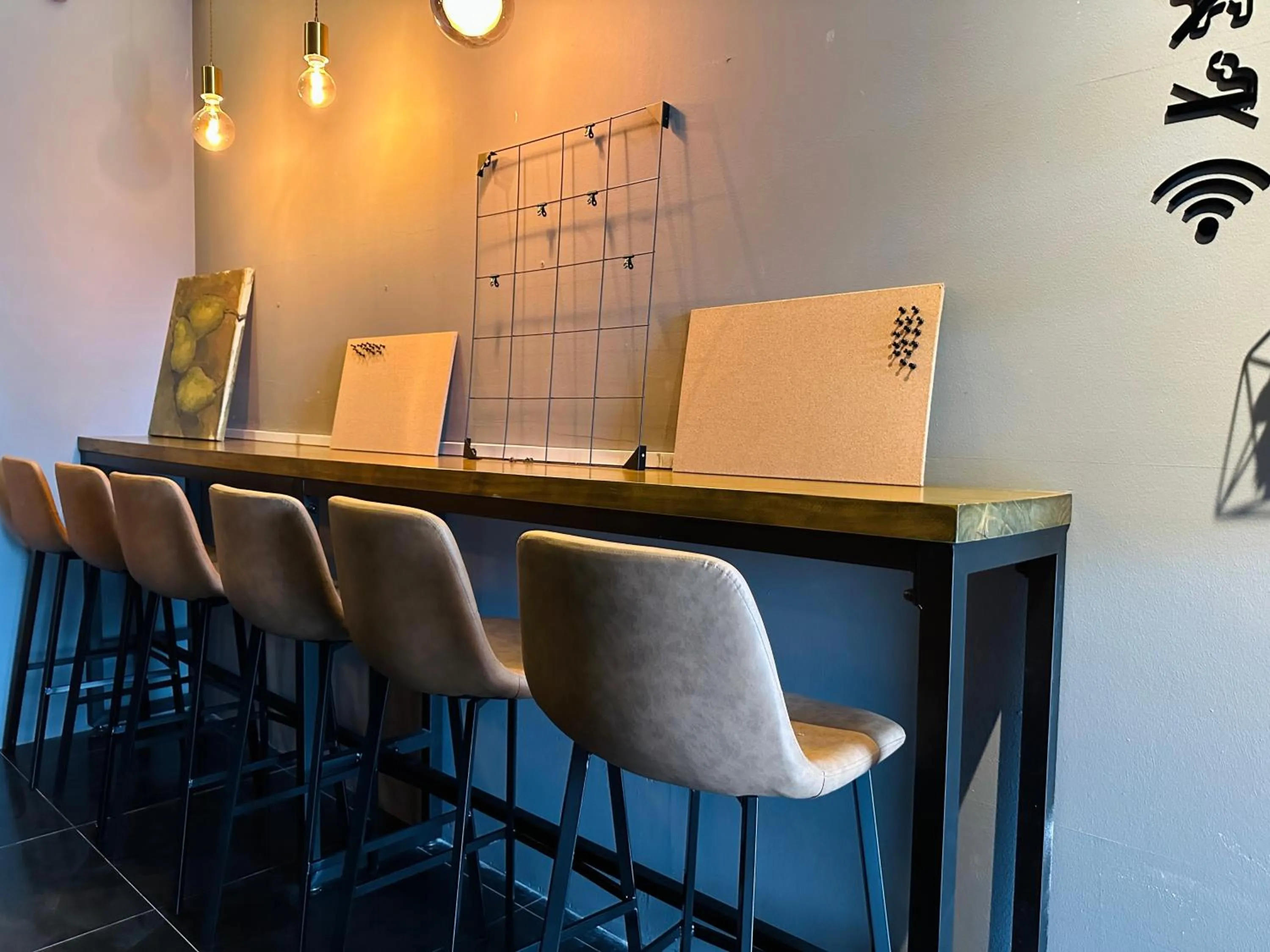 Lounge or bar in THE ROOM Capsule Hotel