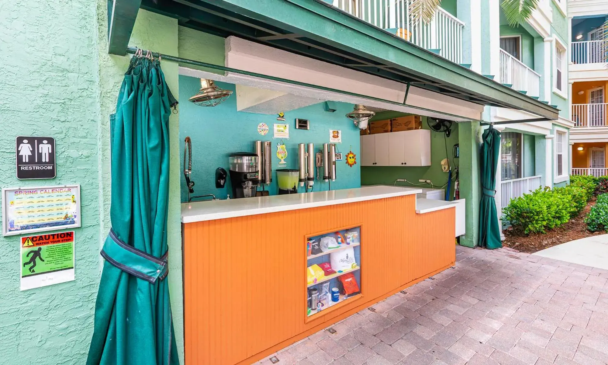 Lounge or bar in Mizner Place at Weston Town Center, Fort Lauderdale Lounge or bar in Mizner Place at Weston Town Center, Fort Lauderdale