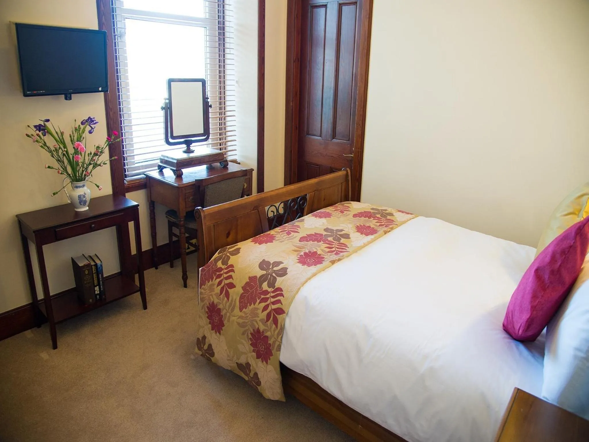 Day, Bed in Tali Ayer