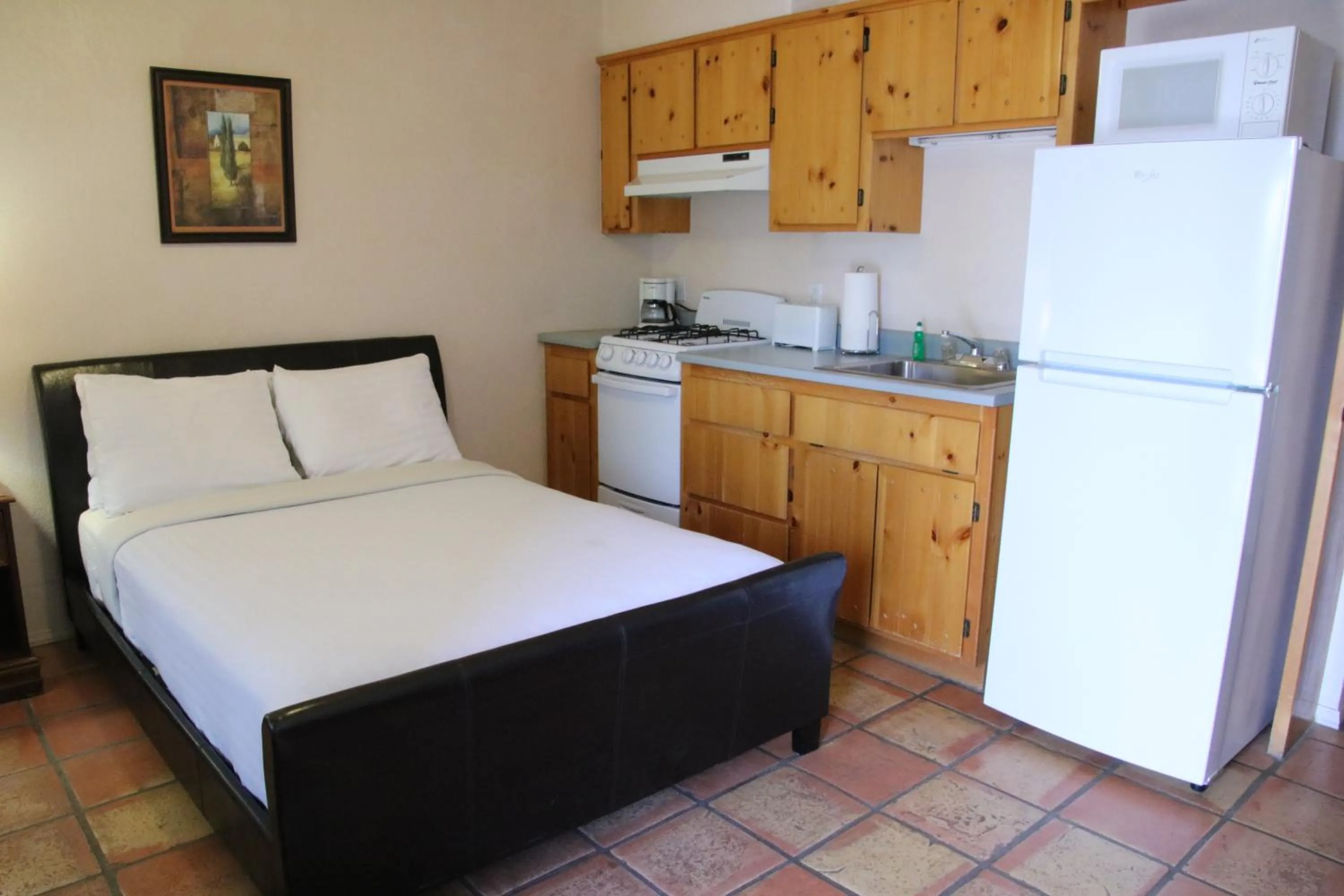 Kitchen or kitchenette, Bed in My Place Suites