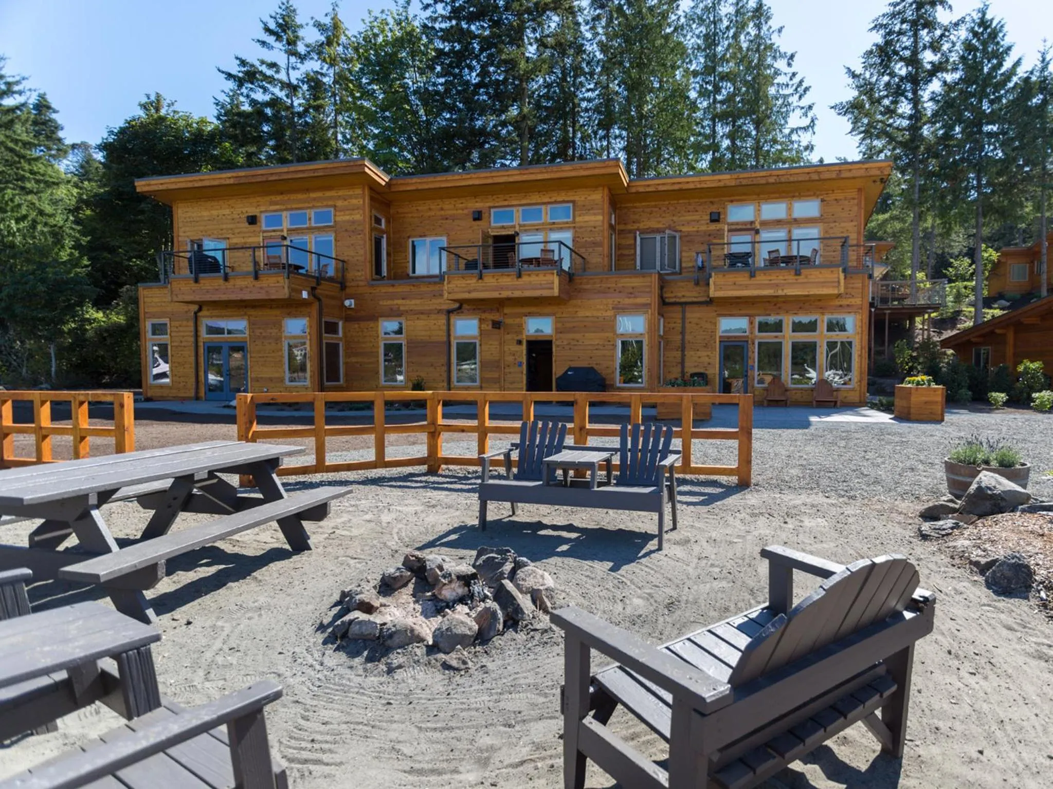 Facade/entrance in Snug Harbor Resort and Marina
