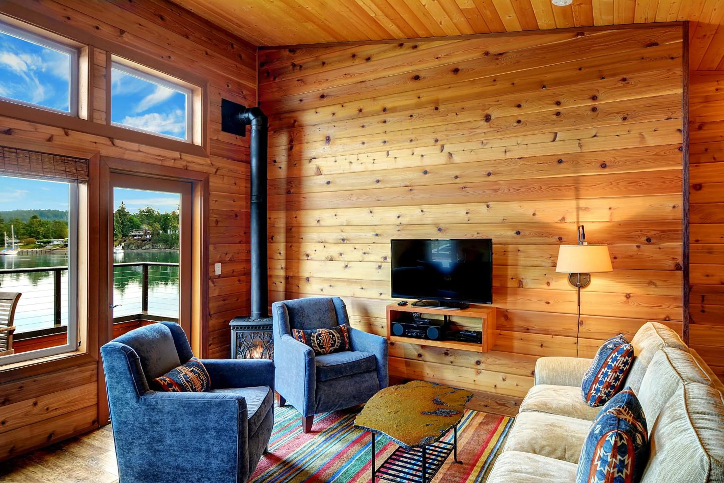 Seating area in Snug Harbor Resort and Marina