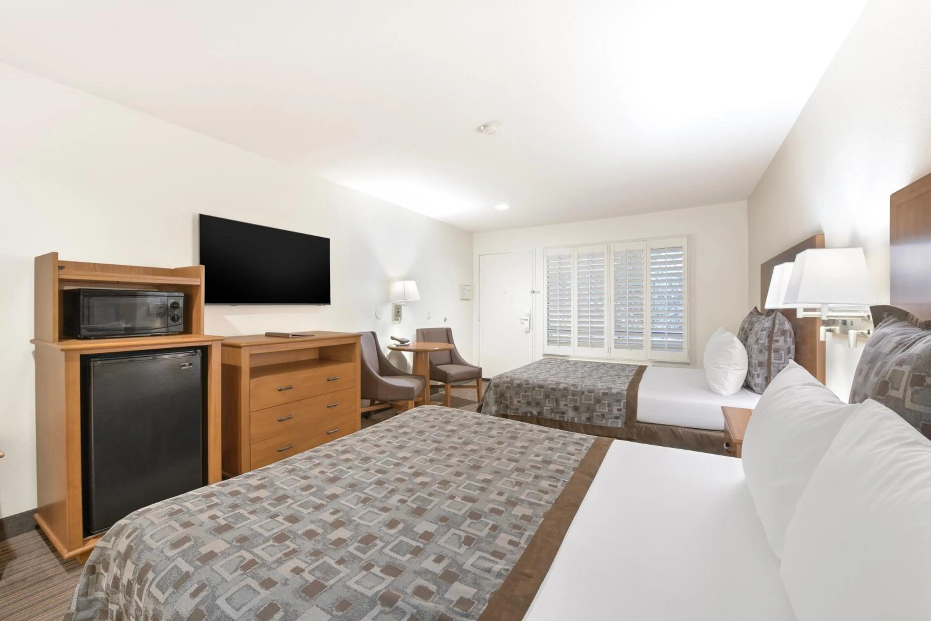 Bed in Anaheim Desert Inn & Suites