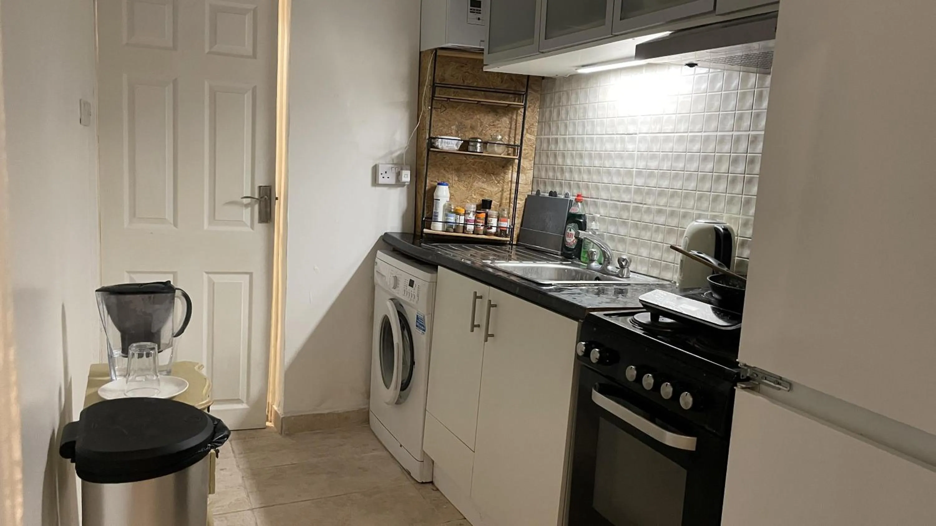 Lovely flat near train station and central london