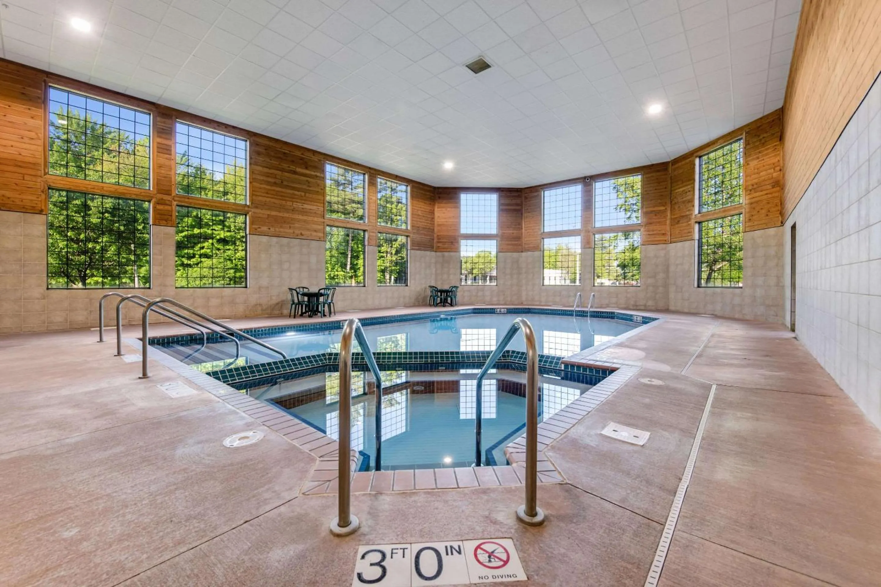 Swimming pool in Comfort Inn & Suites Weston - Wausau