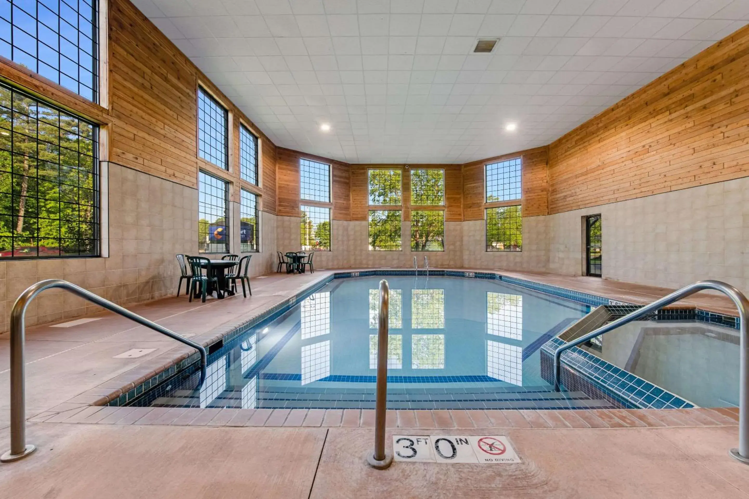 Swimming pool in Comfort Inn & Suites Weston - Wausau Swimming pool in Comfort Inn & Suites Weston - Wausau