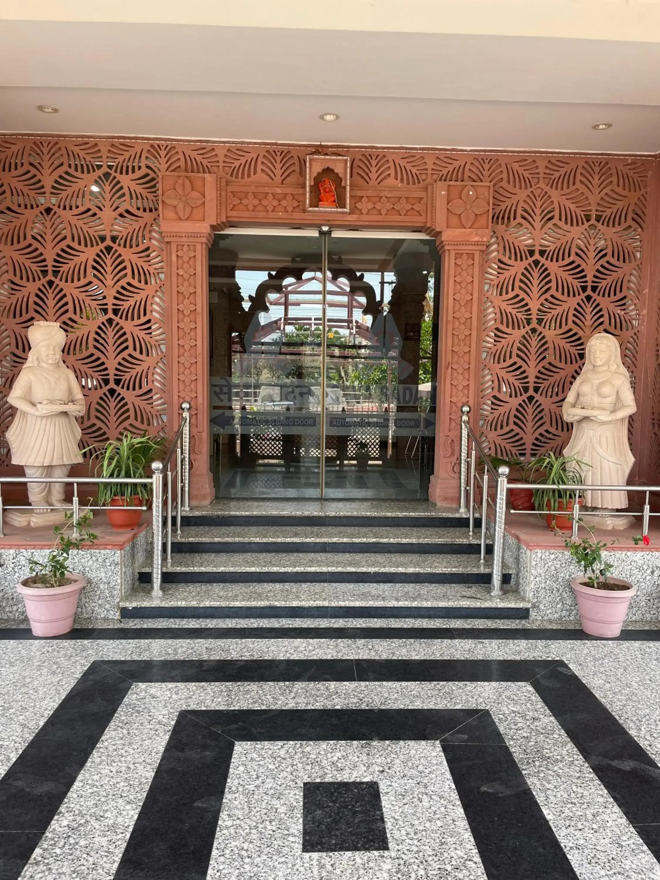 Facade/entrance in Hotel Seth Murlidhar Seva Sadan-Near Prem Mandir Facade/entrance in Hotel Seth Murlidhar Seva Sadan-Near Prem Mandir