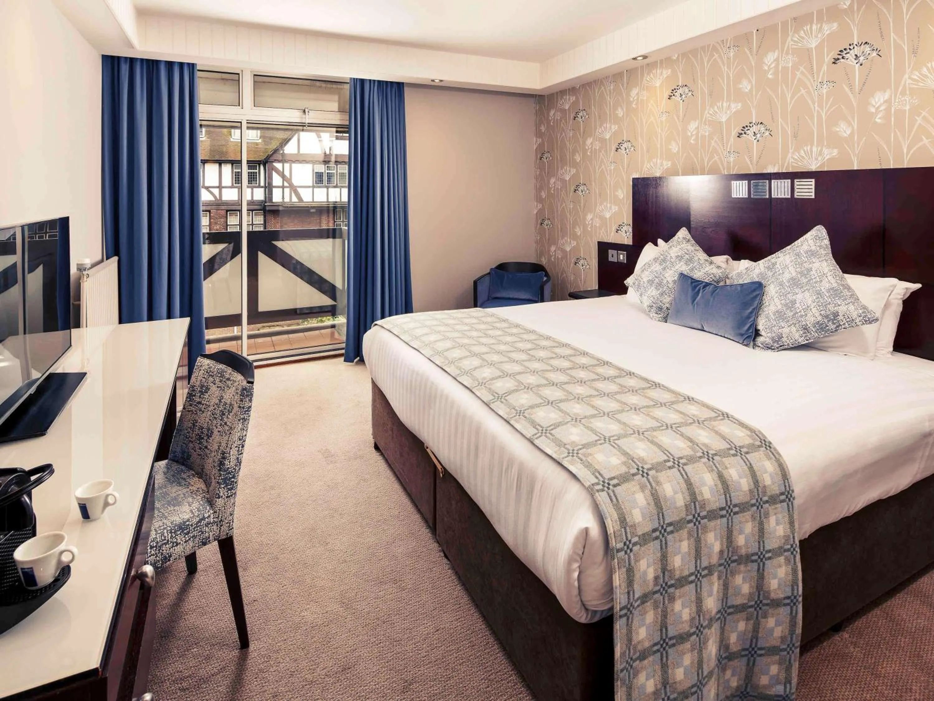 Photo of the whole room in Mercure Leeds Parkway Hotel