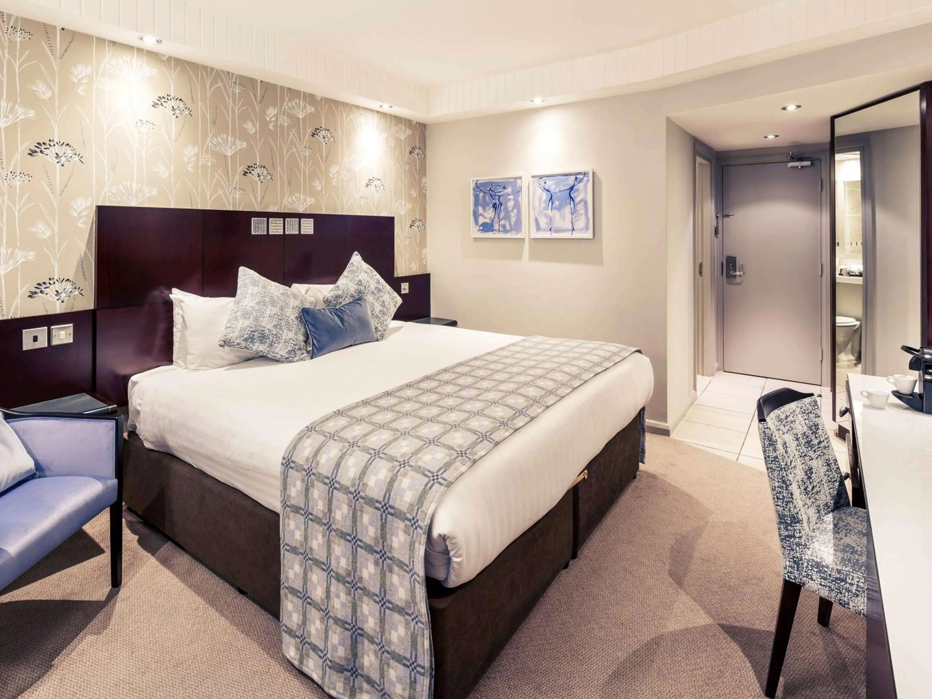 Photo of the whole room in Mercure Leeds Parkway Hotel