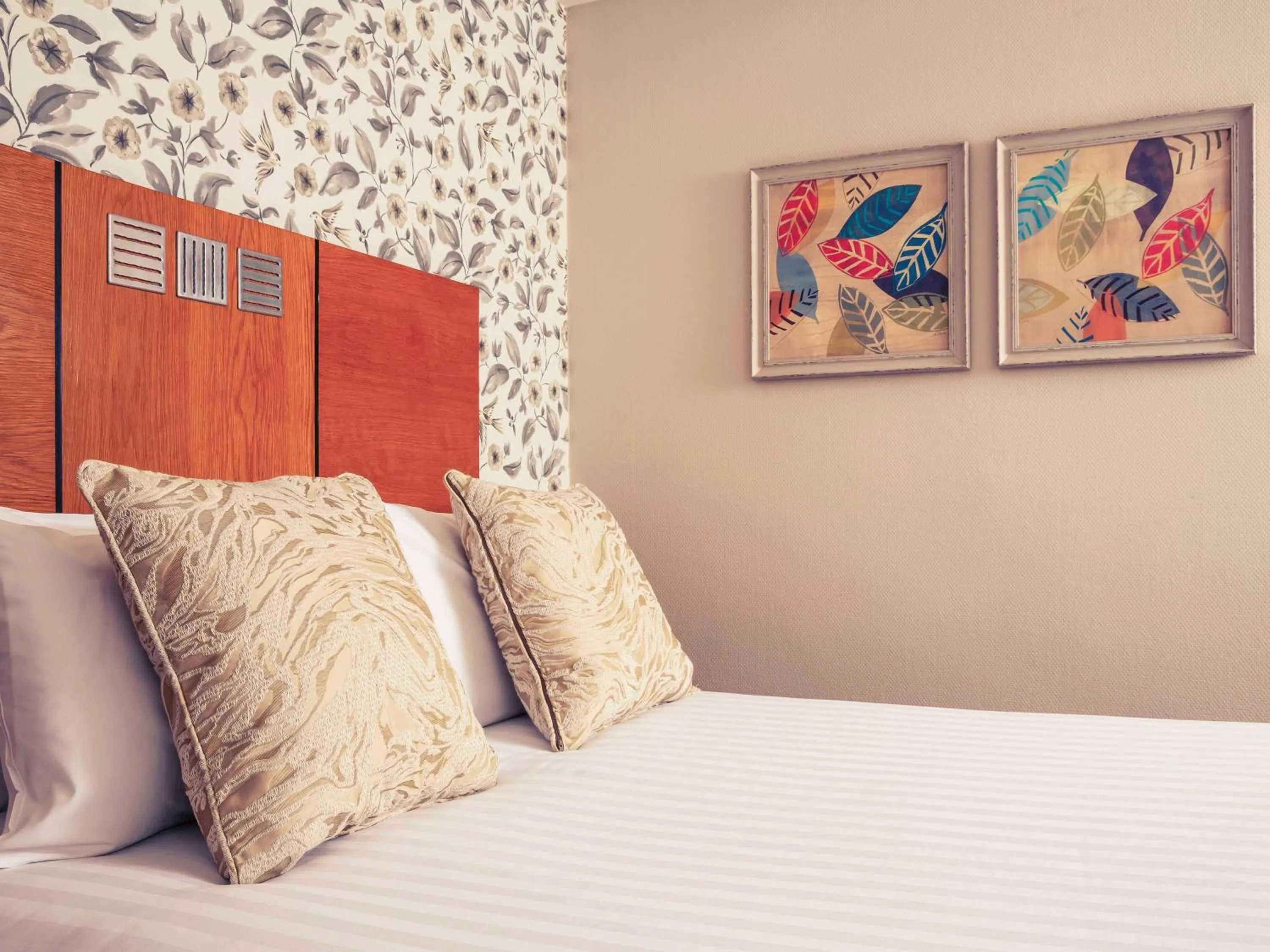 Photo of the whole room, Seating Area in Mercure Leeds Parkway Hotel