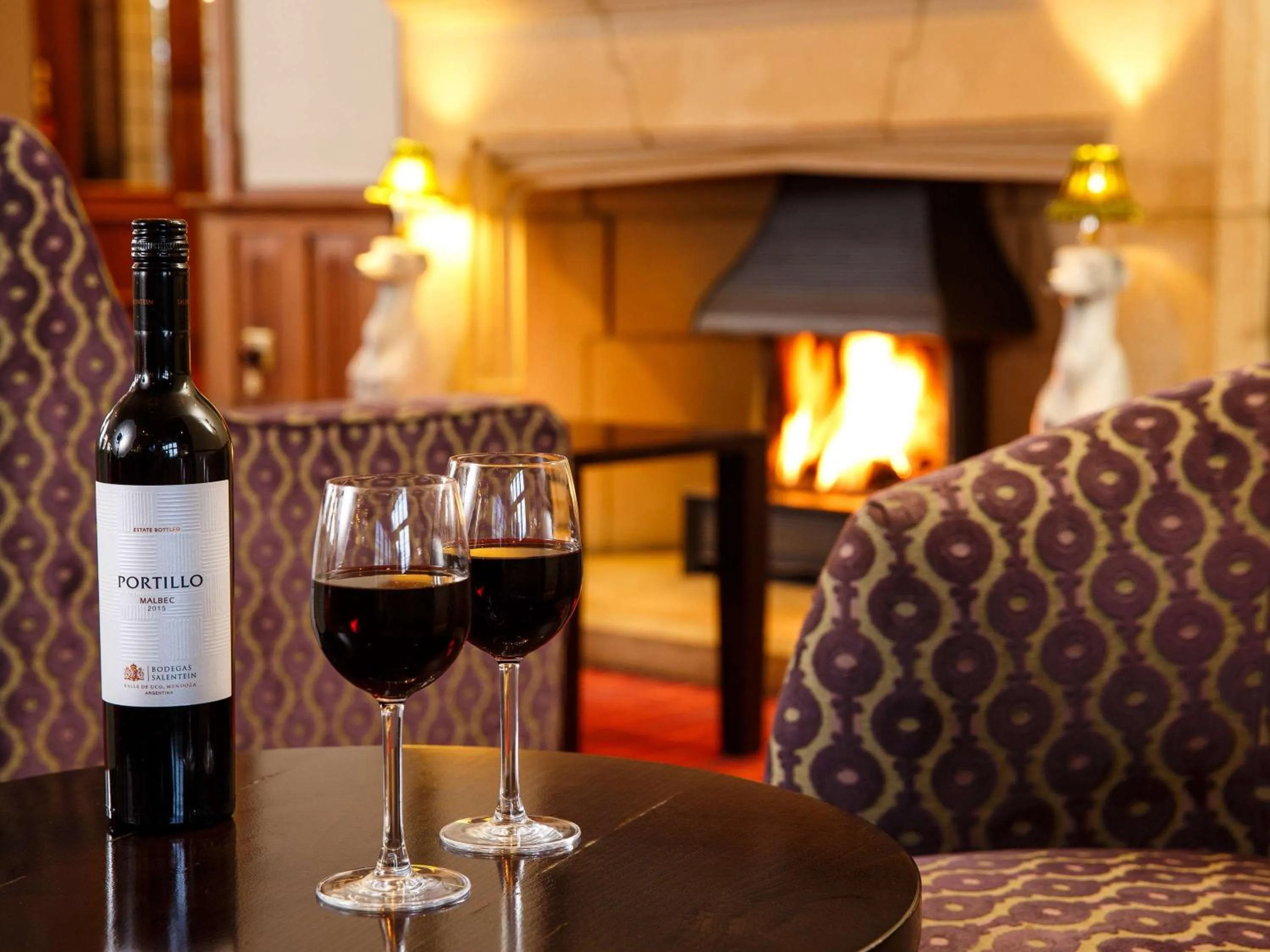 Lounge or bar, Drinks in Mercure Leeds Parkway Hotel