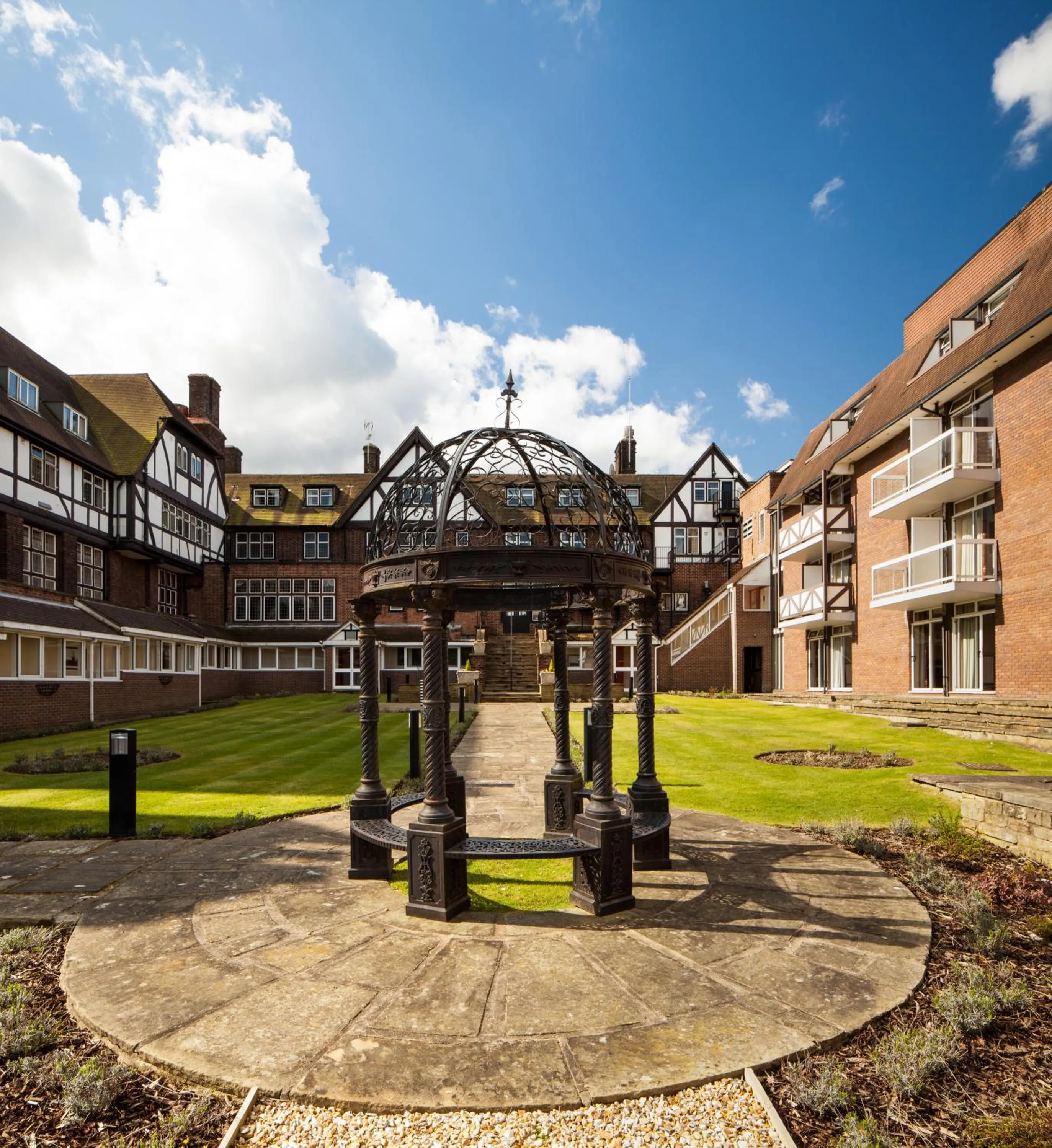 Facade/entrance, Property Building in Mercure Leeds Parkway Hotel