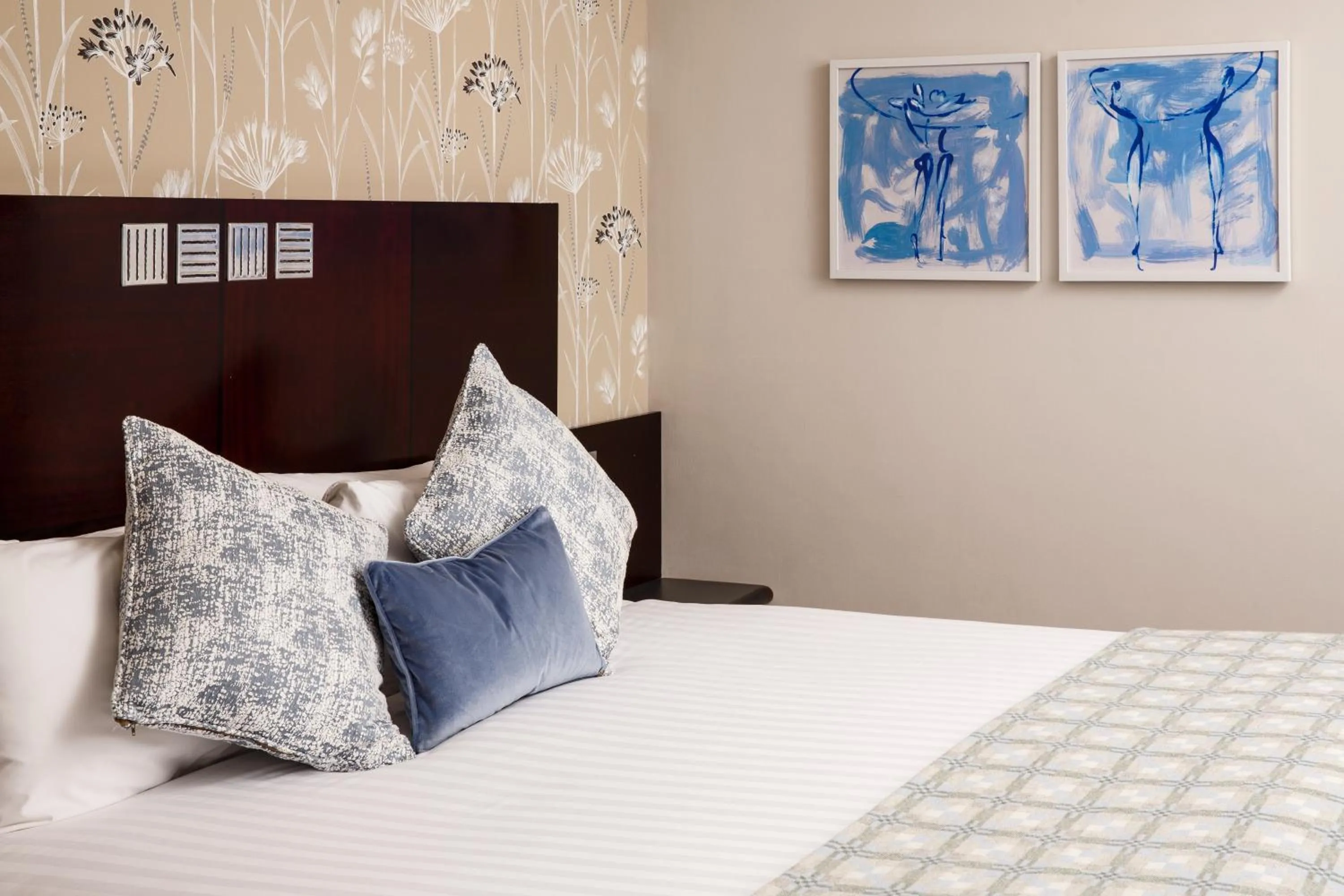 Bed, Room Photo in Mercure Leeds Parkway Hotel