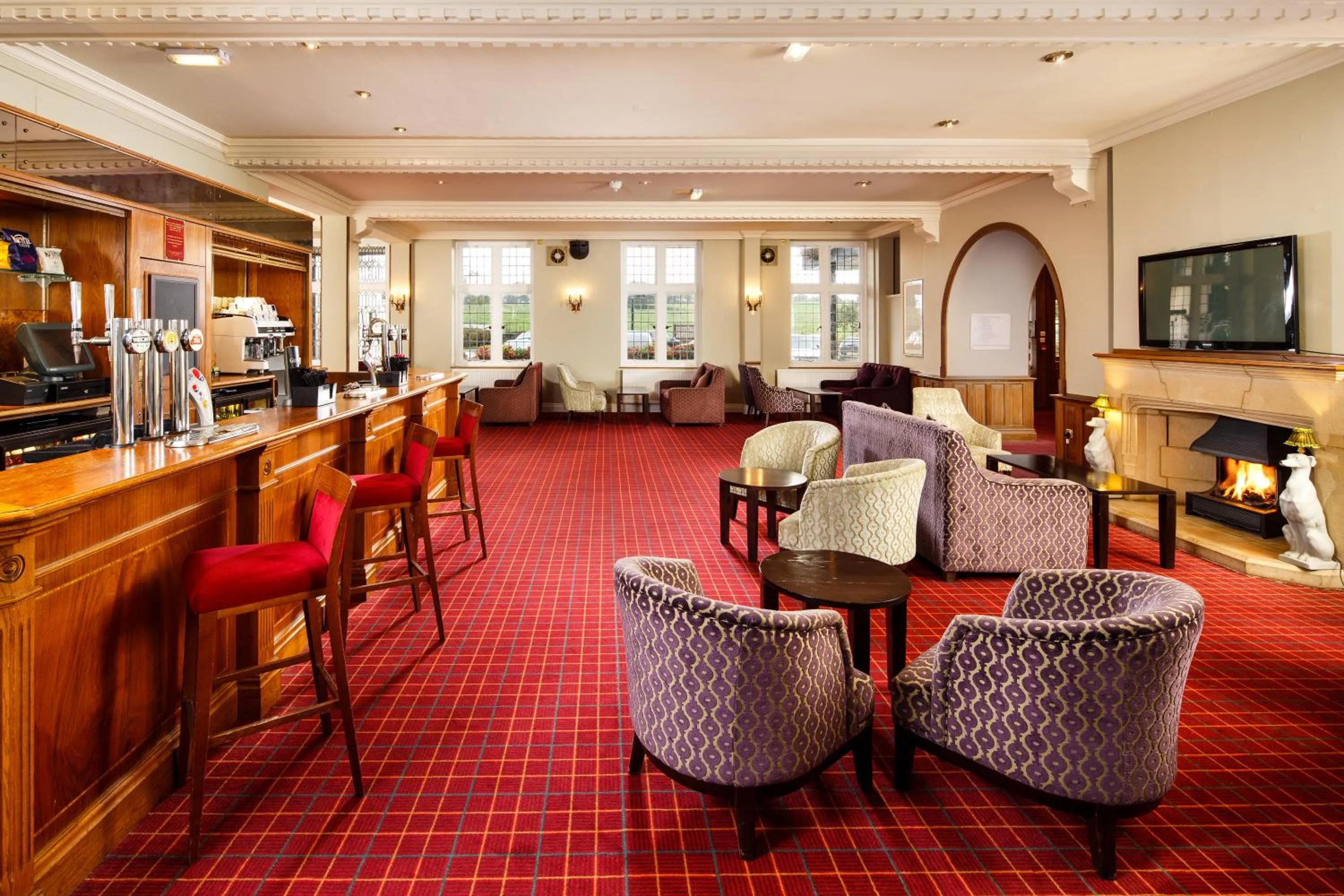 Lounge or bar, Restaurant/Places to Eat in Mercure Leeds Parkway Hotel