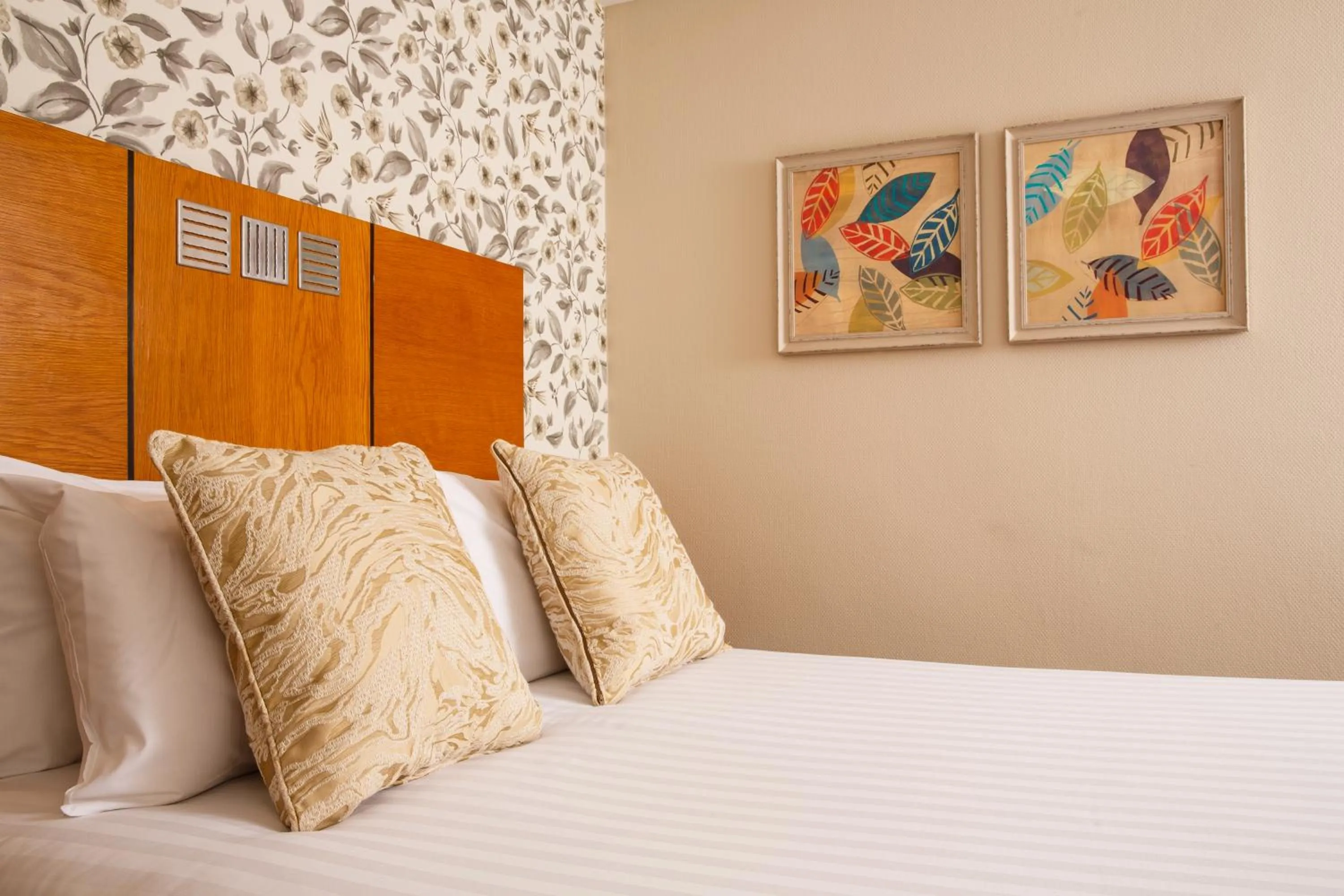 Bed in Mercure Leeds Parkway Hotel